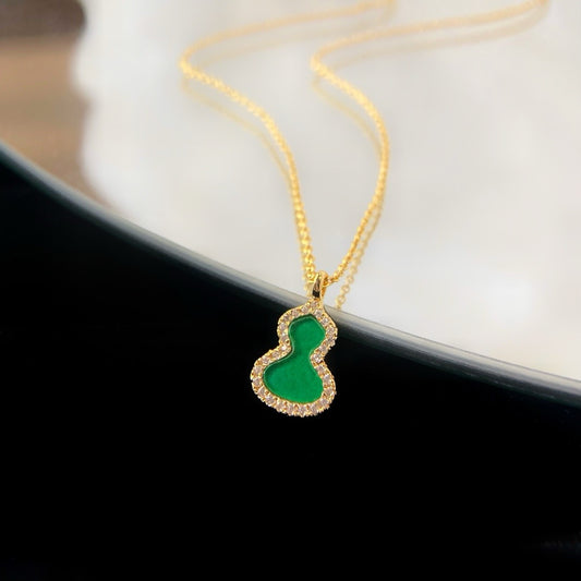 Goldene grüne Halskette