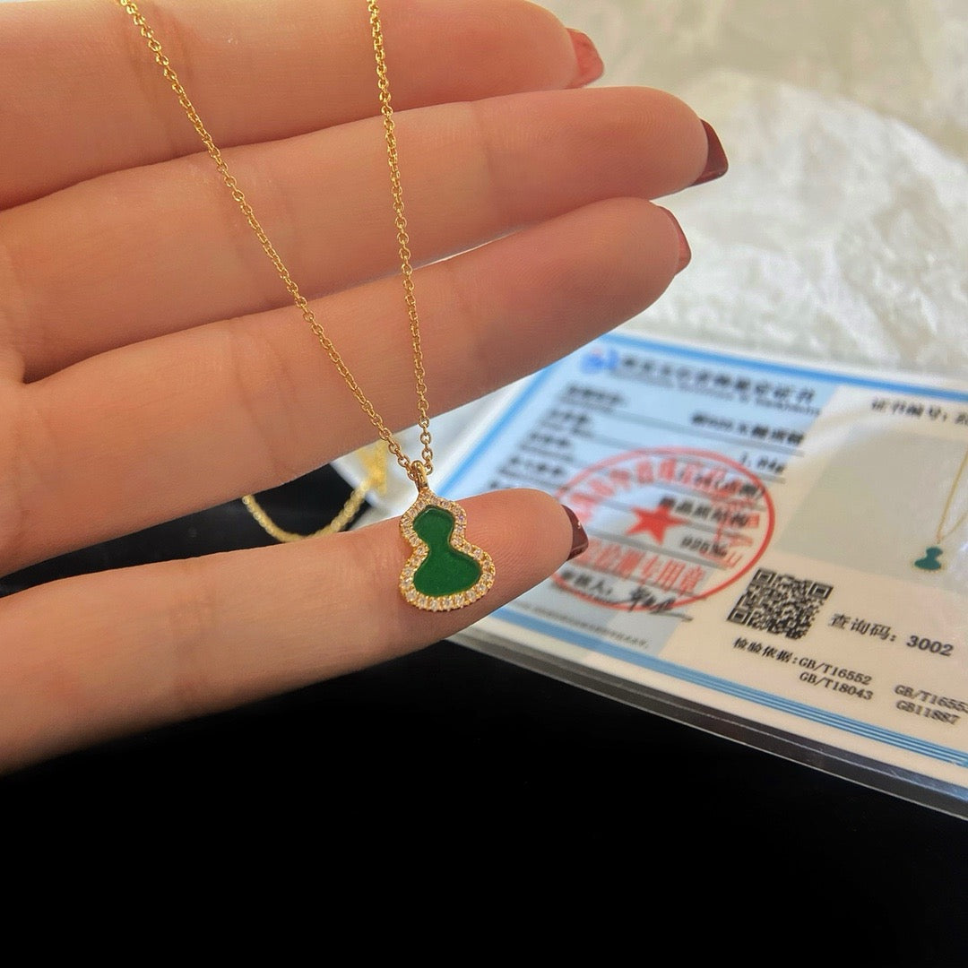 Goldene grüne Halskette
