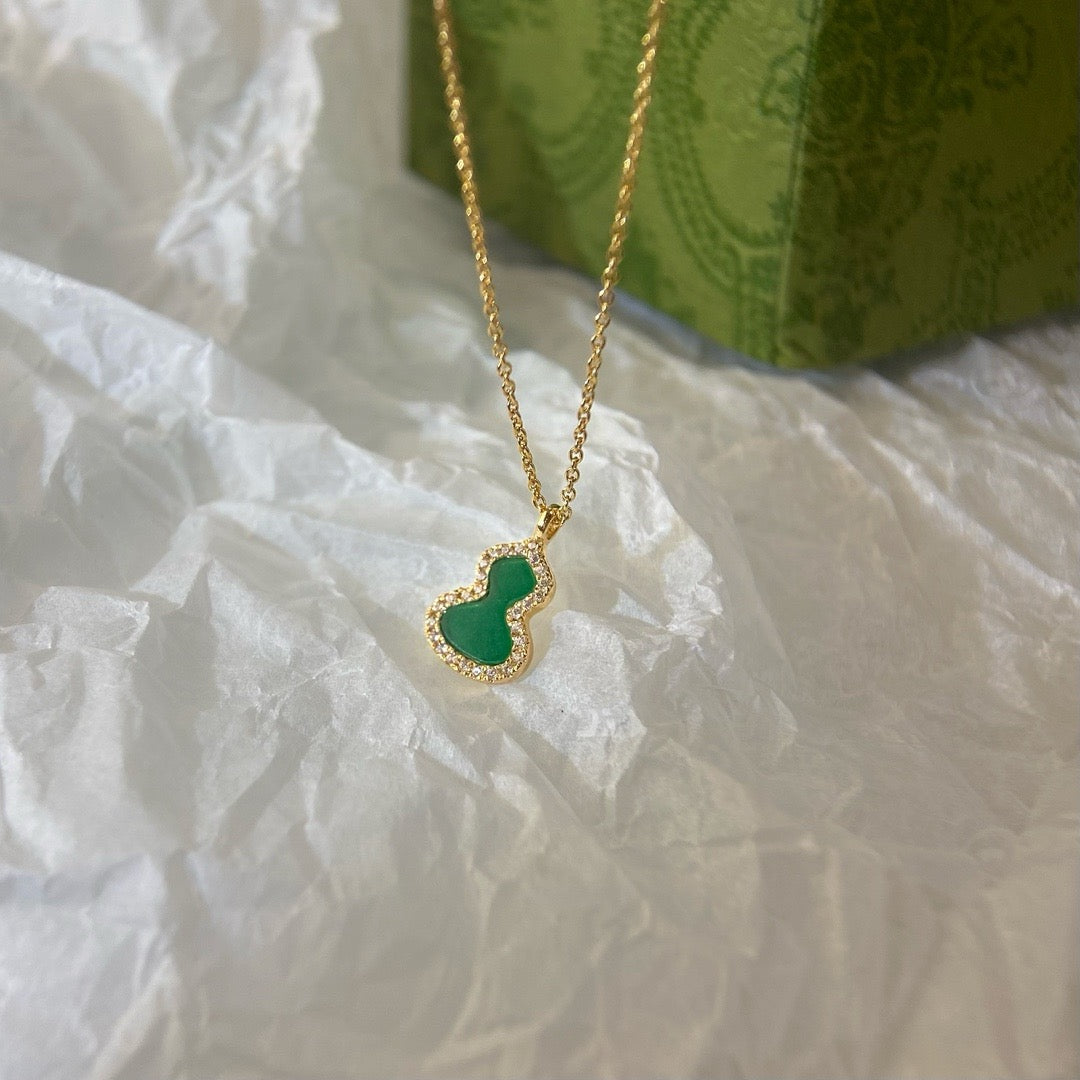 Goldene grüne Halskette