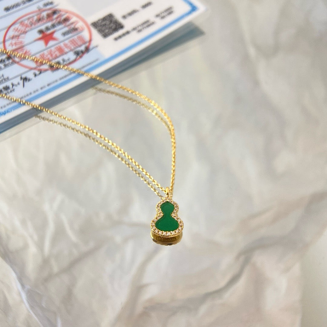 Goldene grüne Halskette