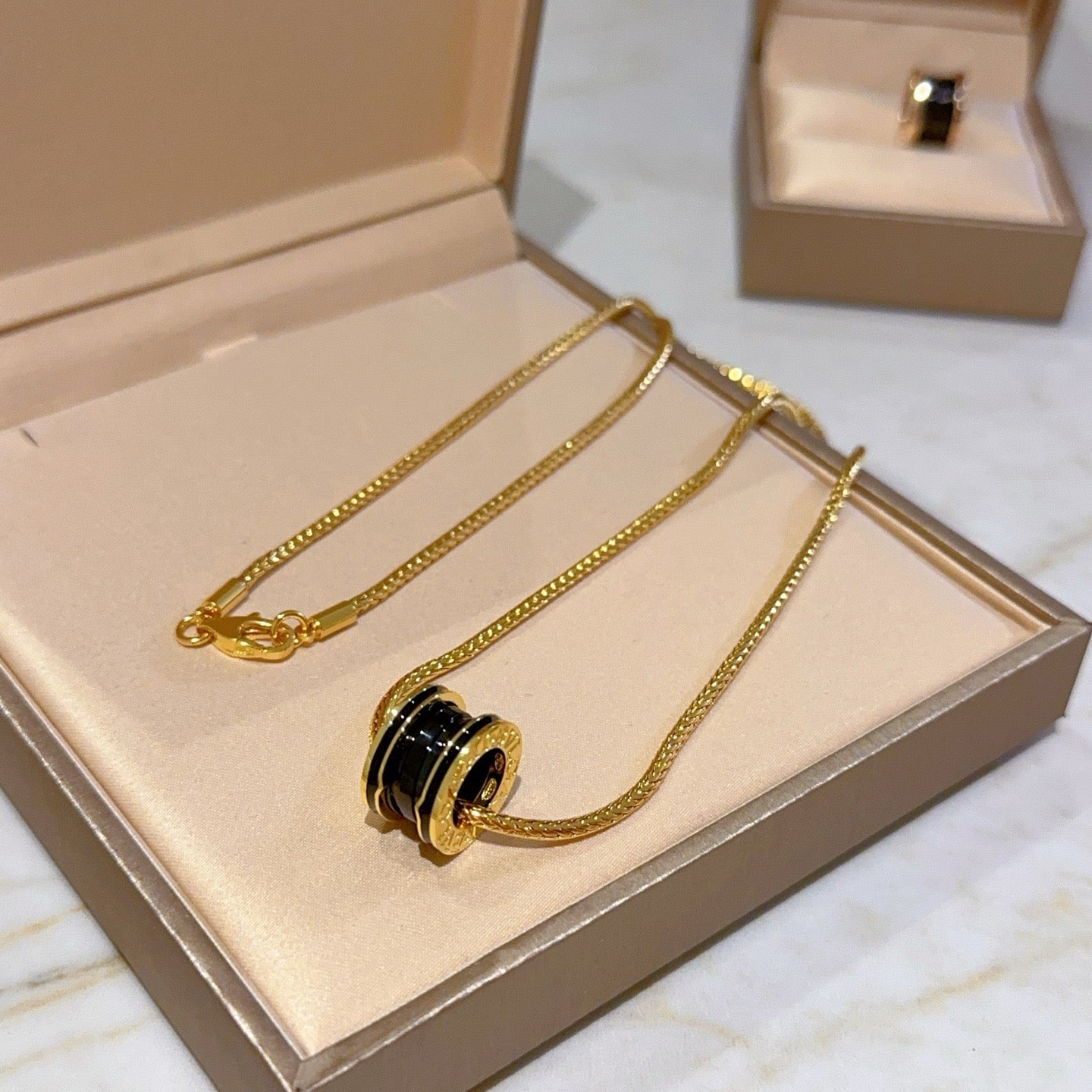 Gold-Schwarze Halskette