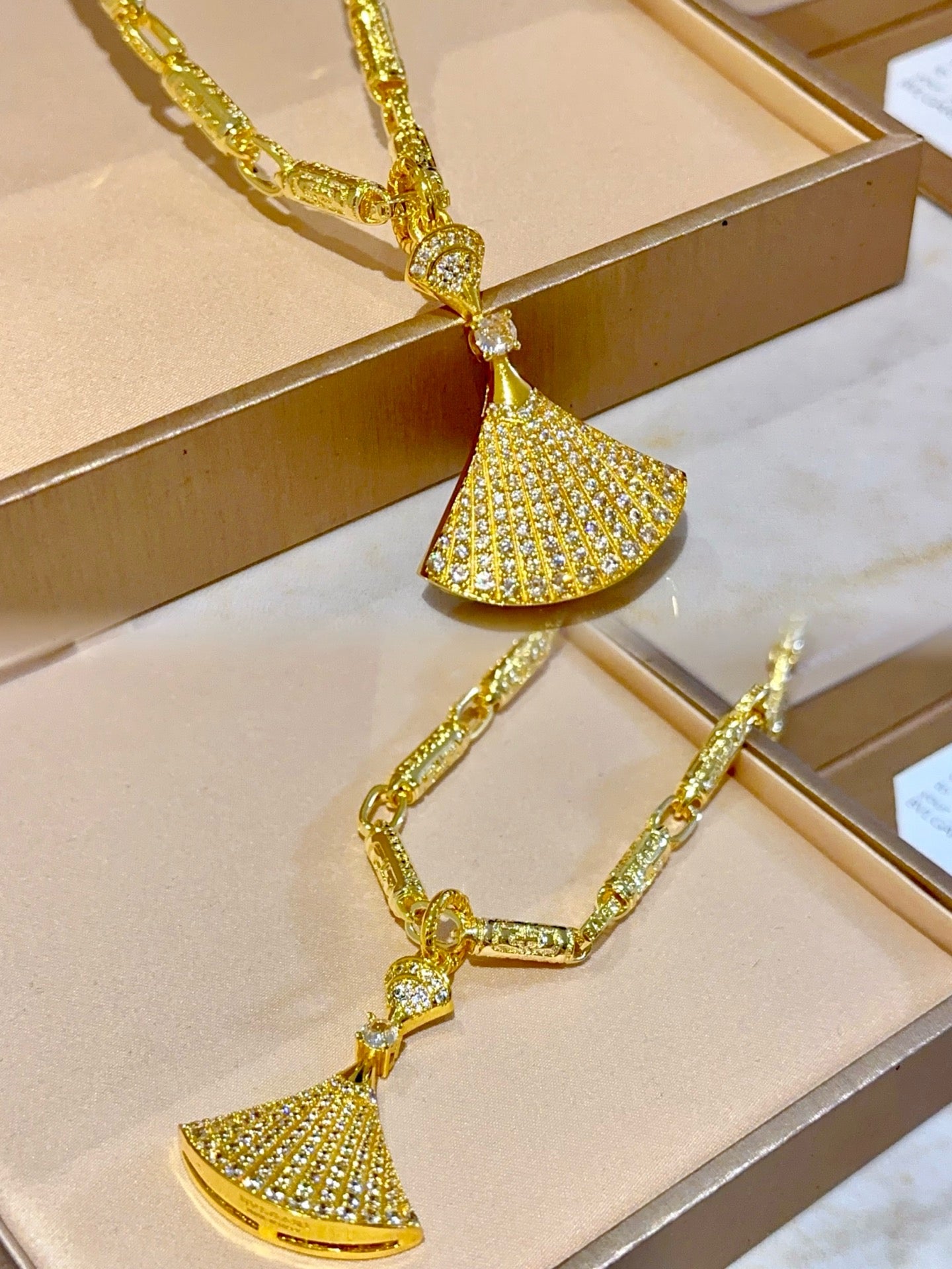 Goldenes Halsband