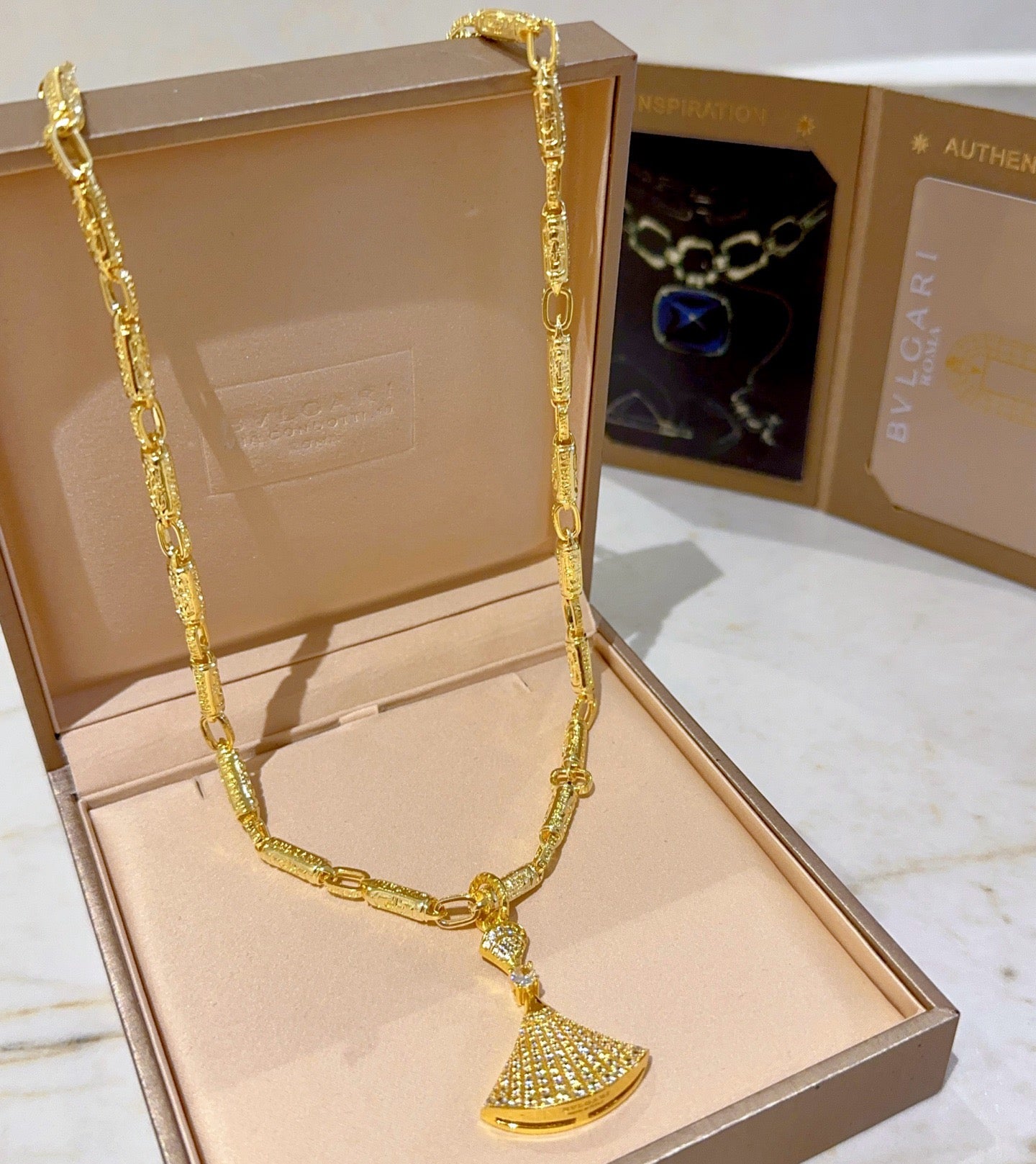 Goldenes Halsband
