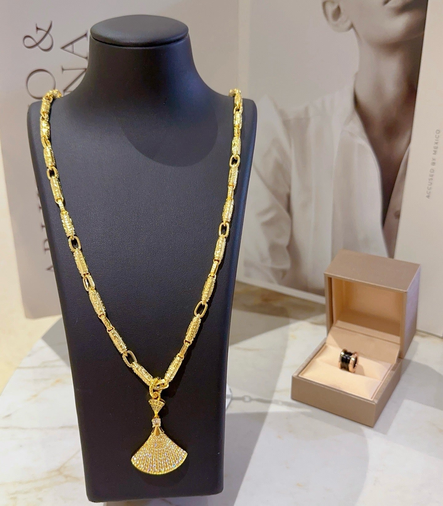 Goldenes Halsband