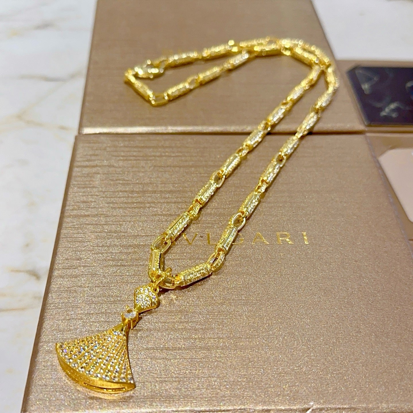 Goldenes Halsband