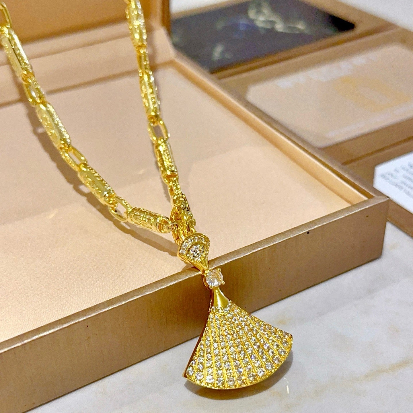 Goldenes Halsband
