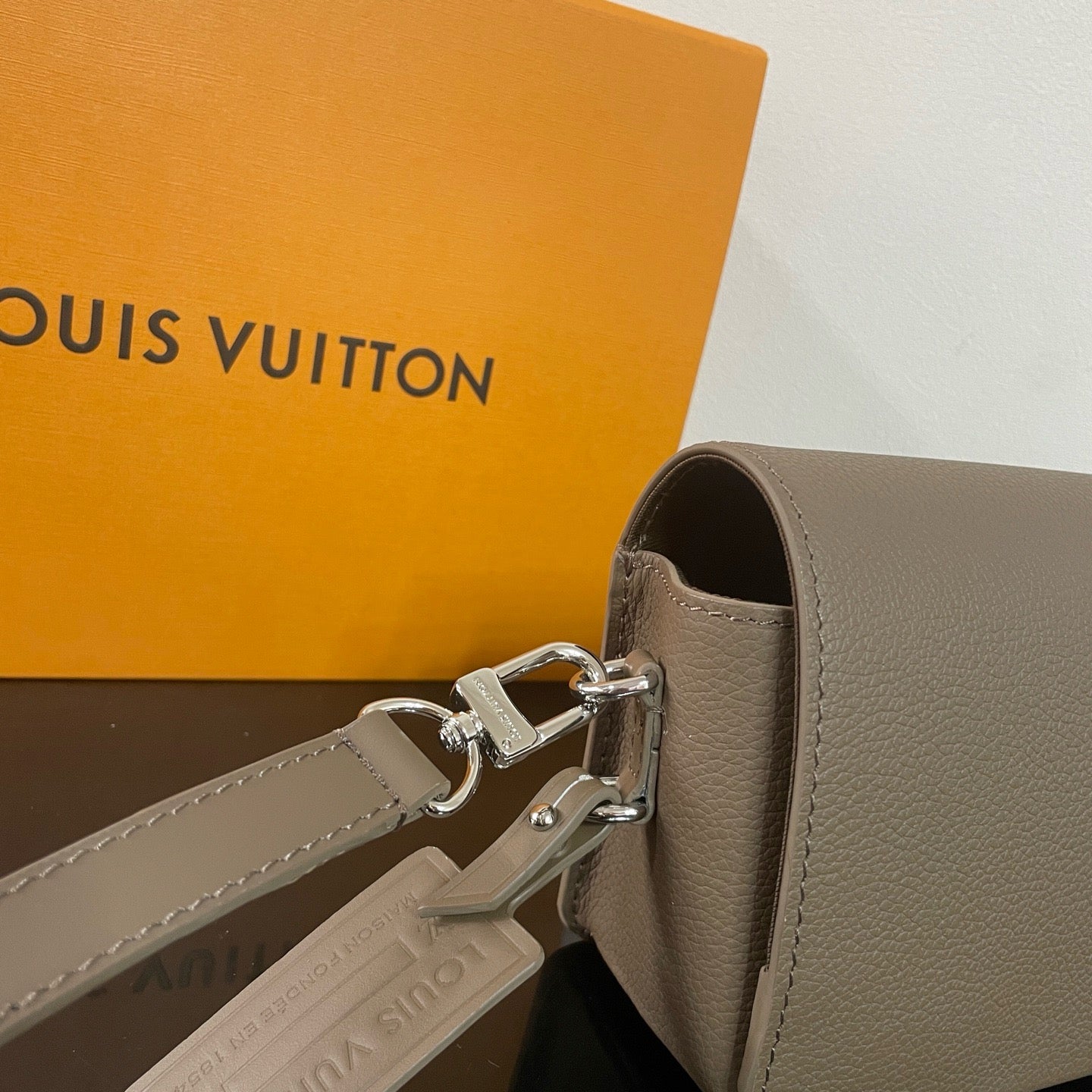 Bolso marrón y azul oscuro