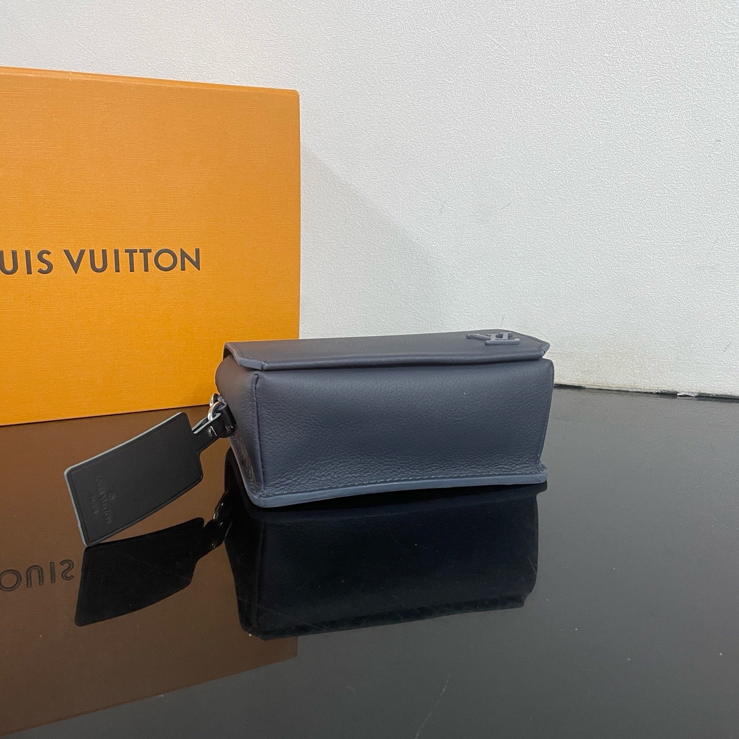 Bolso marrón y azul oscuro