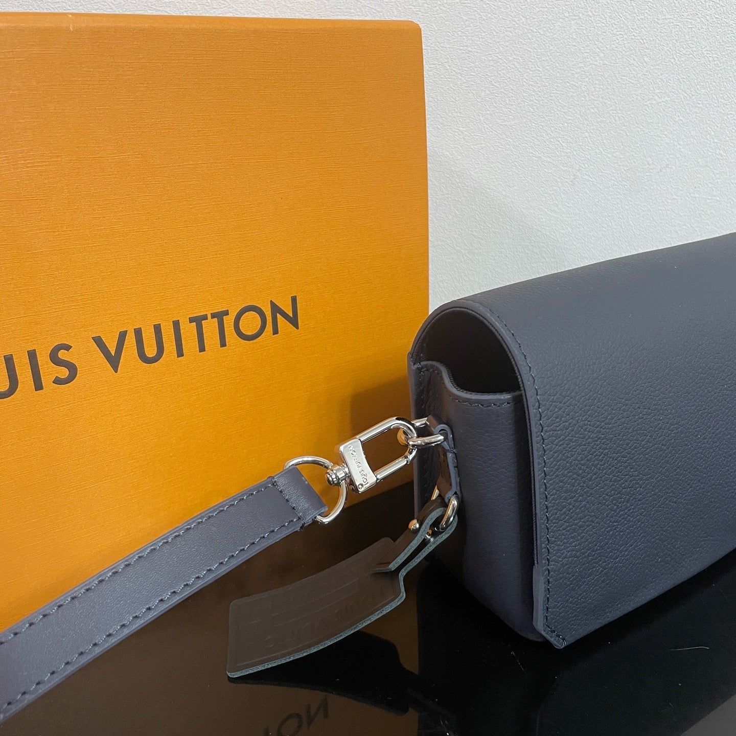 Bolso marrón y azul oscuro