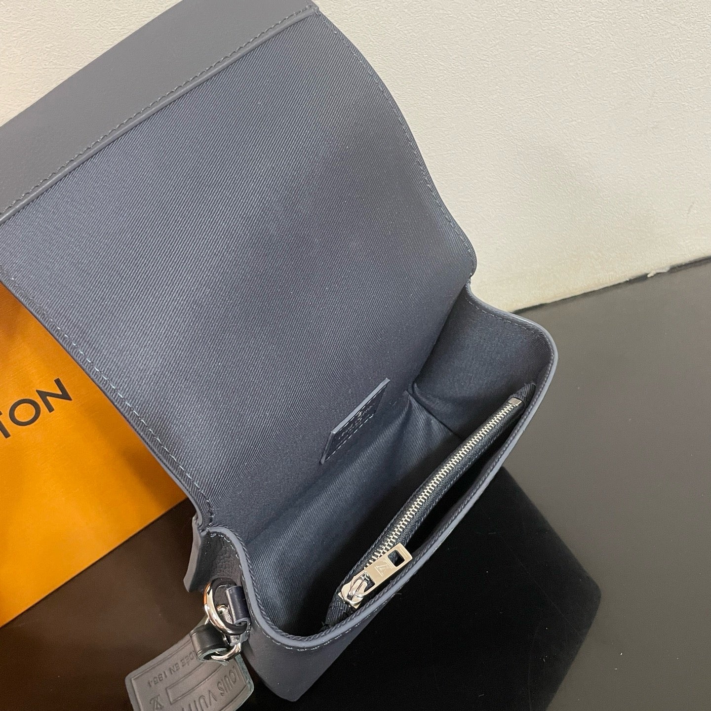 Bolso marrón y azul oscuro