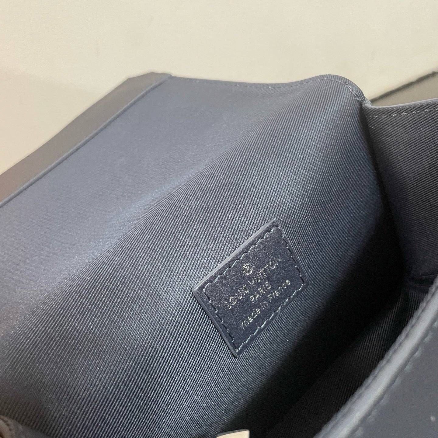 Bolso marrón y azul oscuro