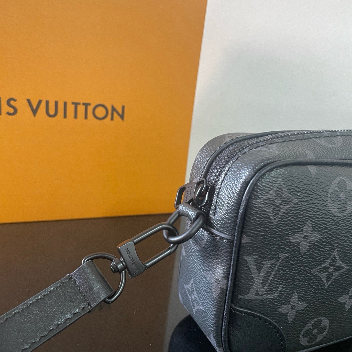 Dunkelgraue Tasche