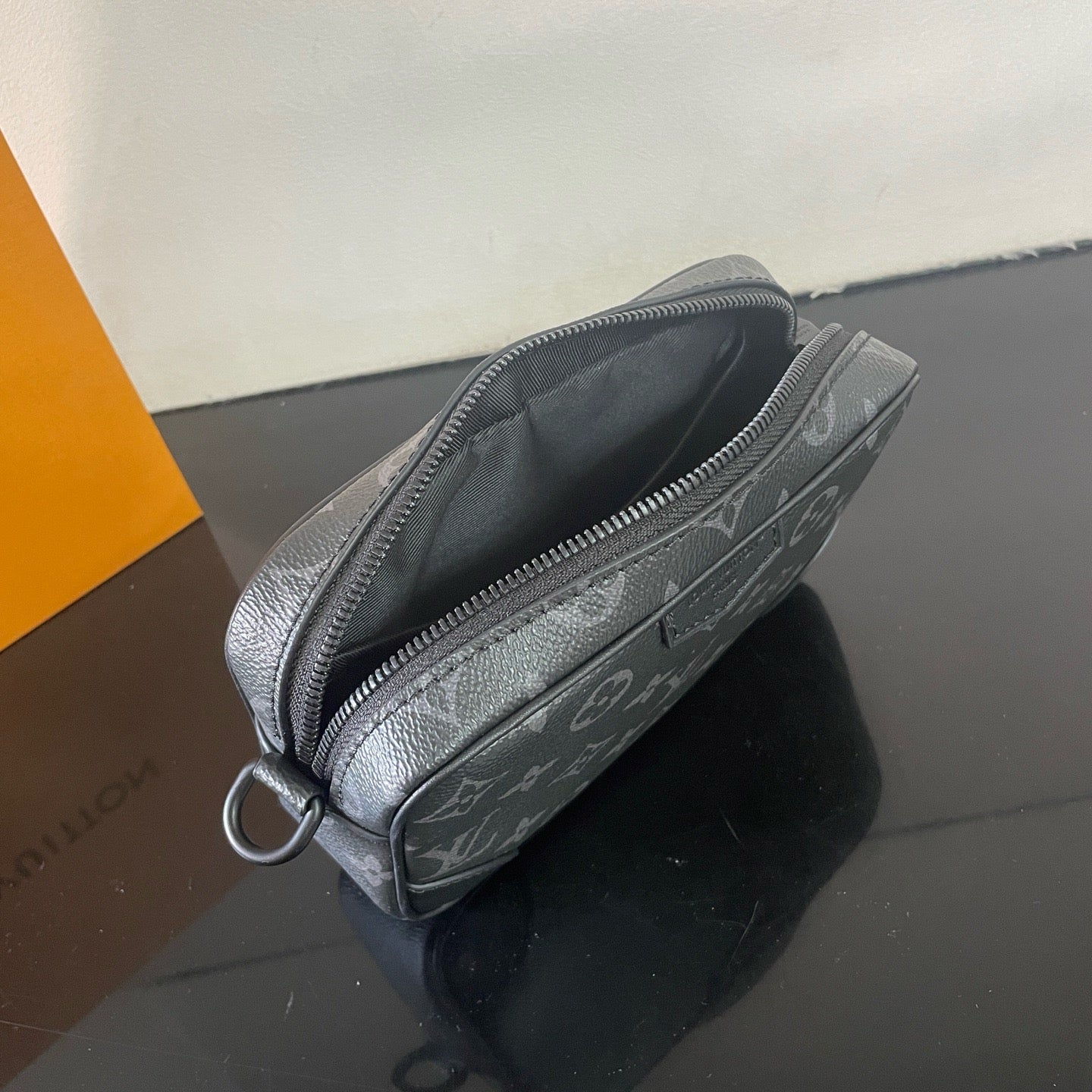 Dunkelgraue Tasche