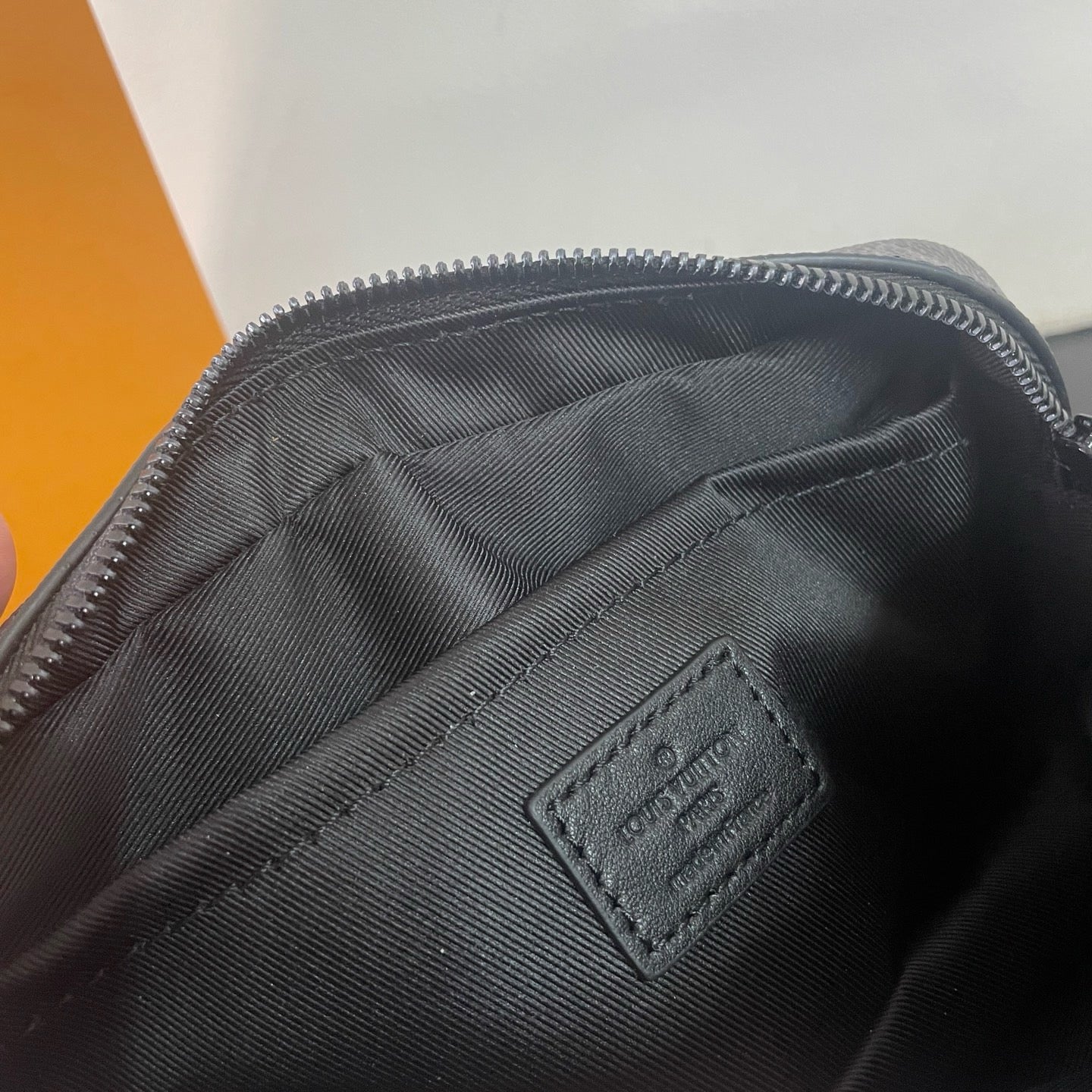 Dunkelgraue Tasche