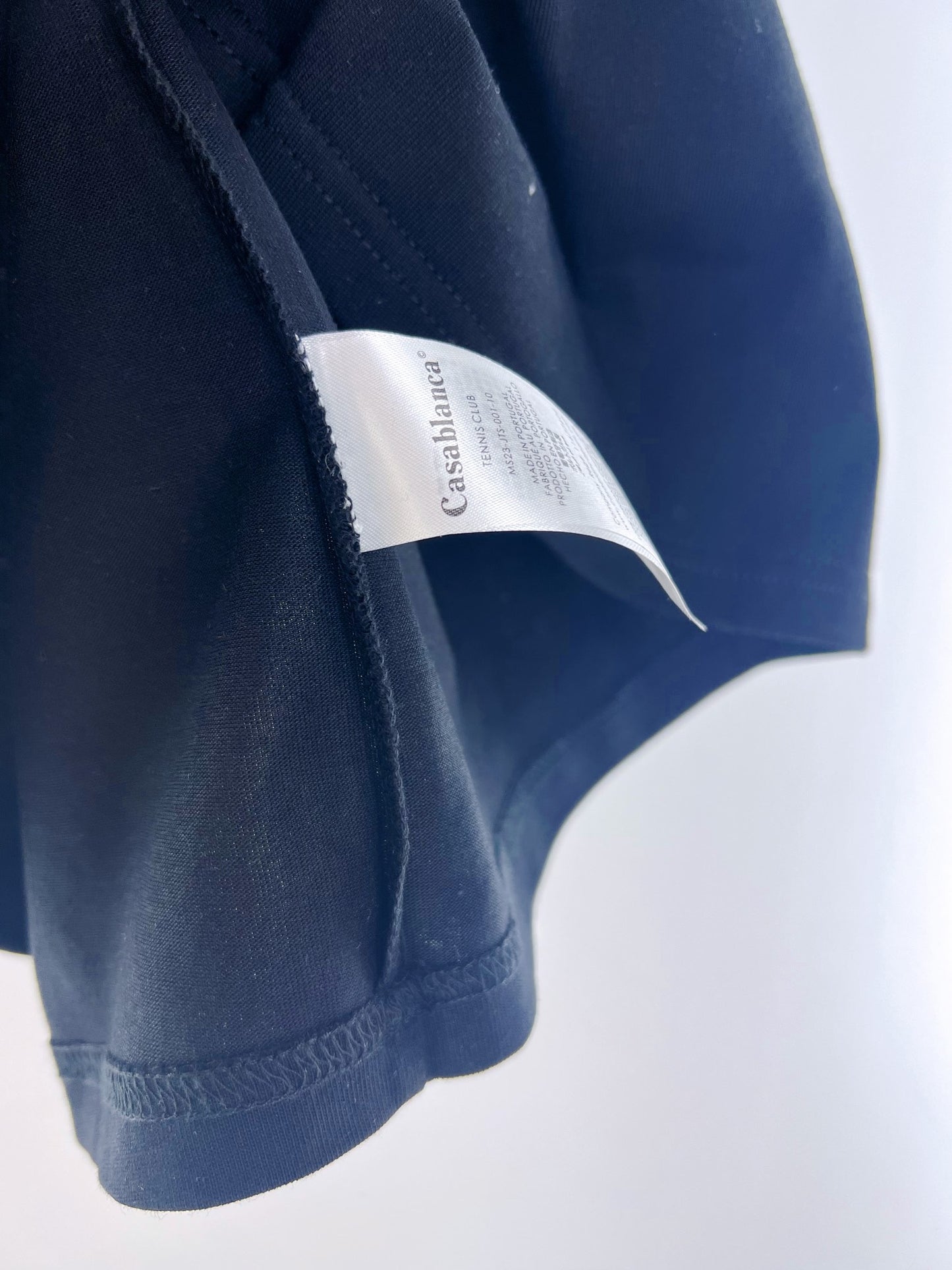 Blaues und gelbes T-Shirt