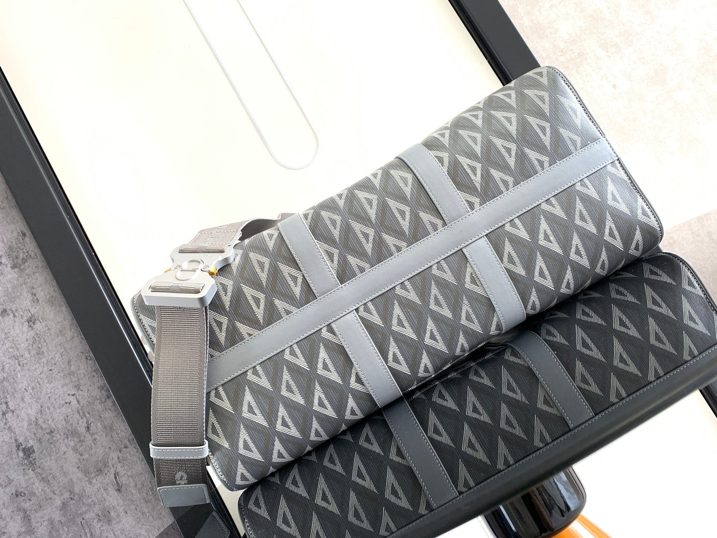 Bolso gris y negro