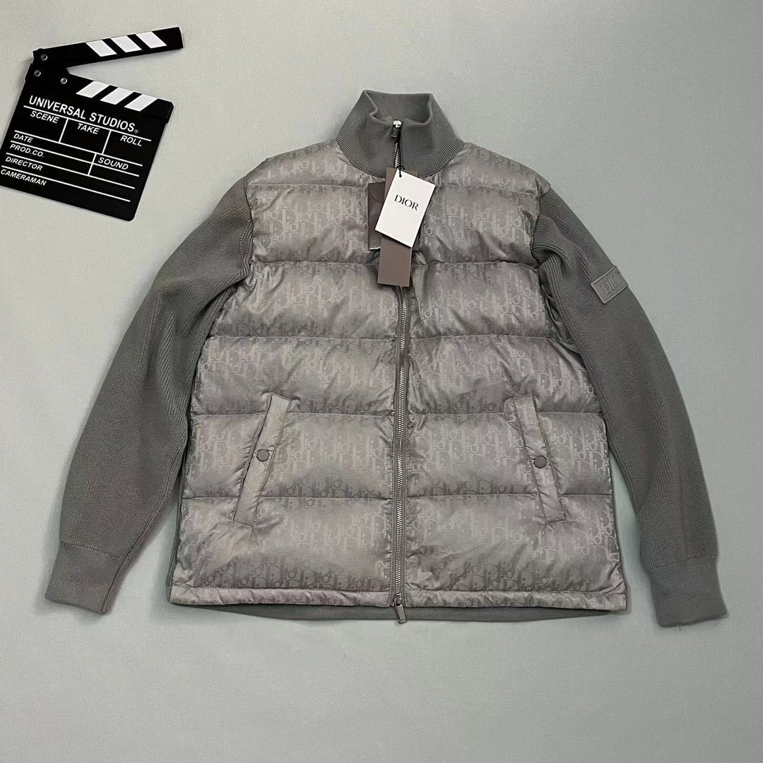 Schwarze, graue, blaue und weiße Jacke