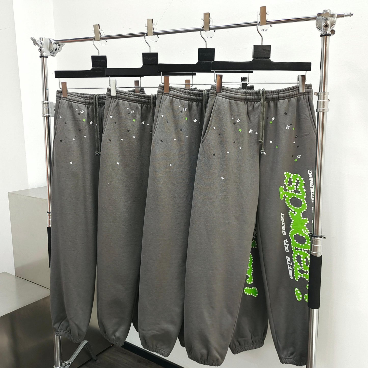 Pantalón gris