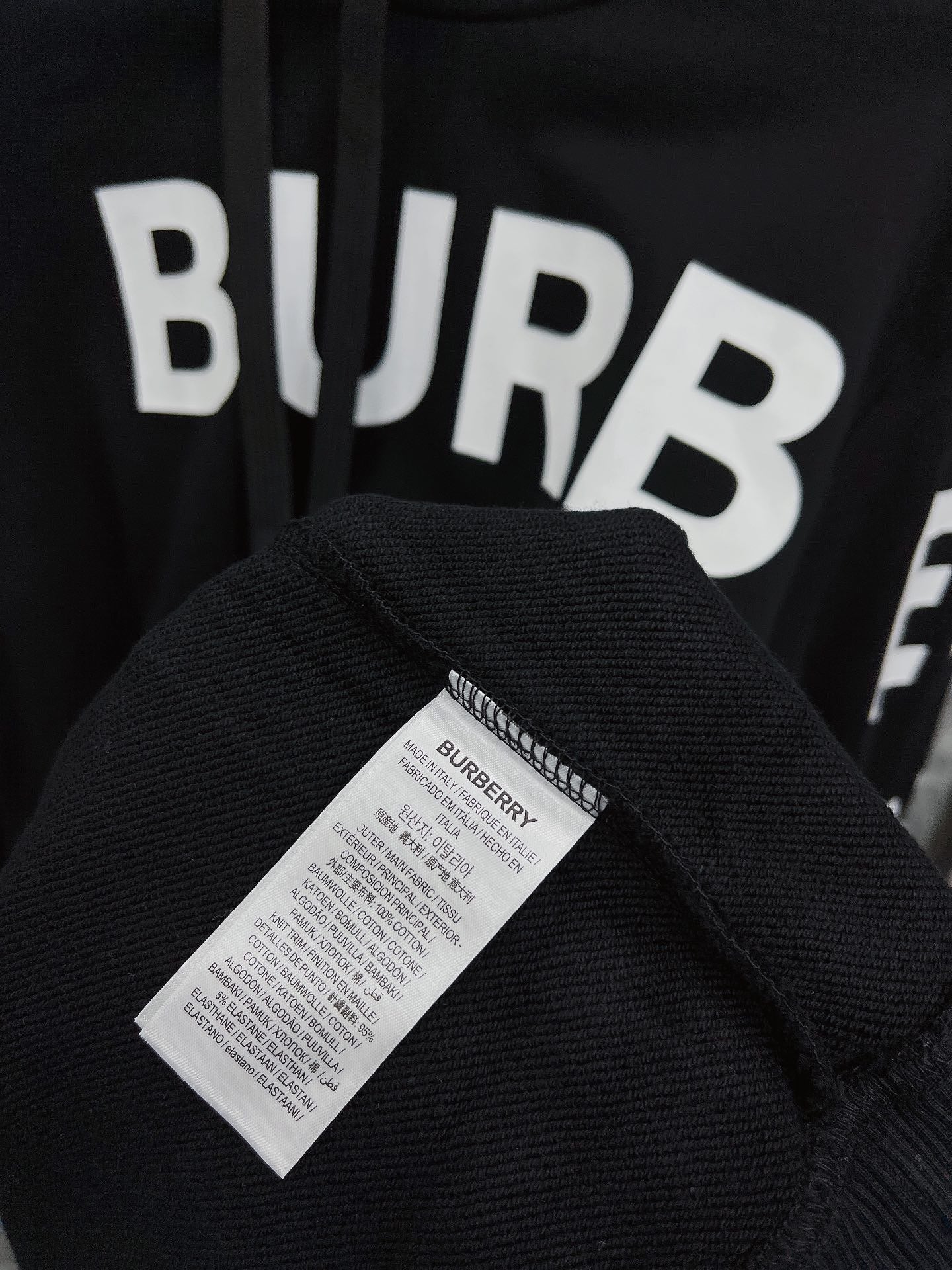 Sudadera con capucha negra, naranja claro y blanca