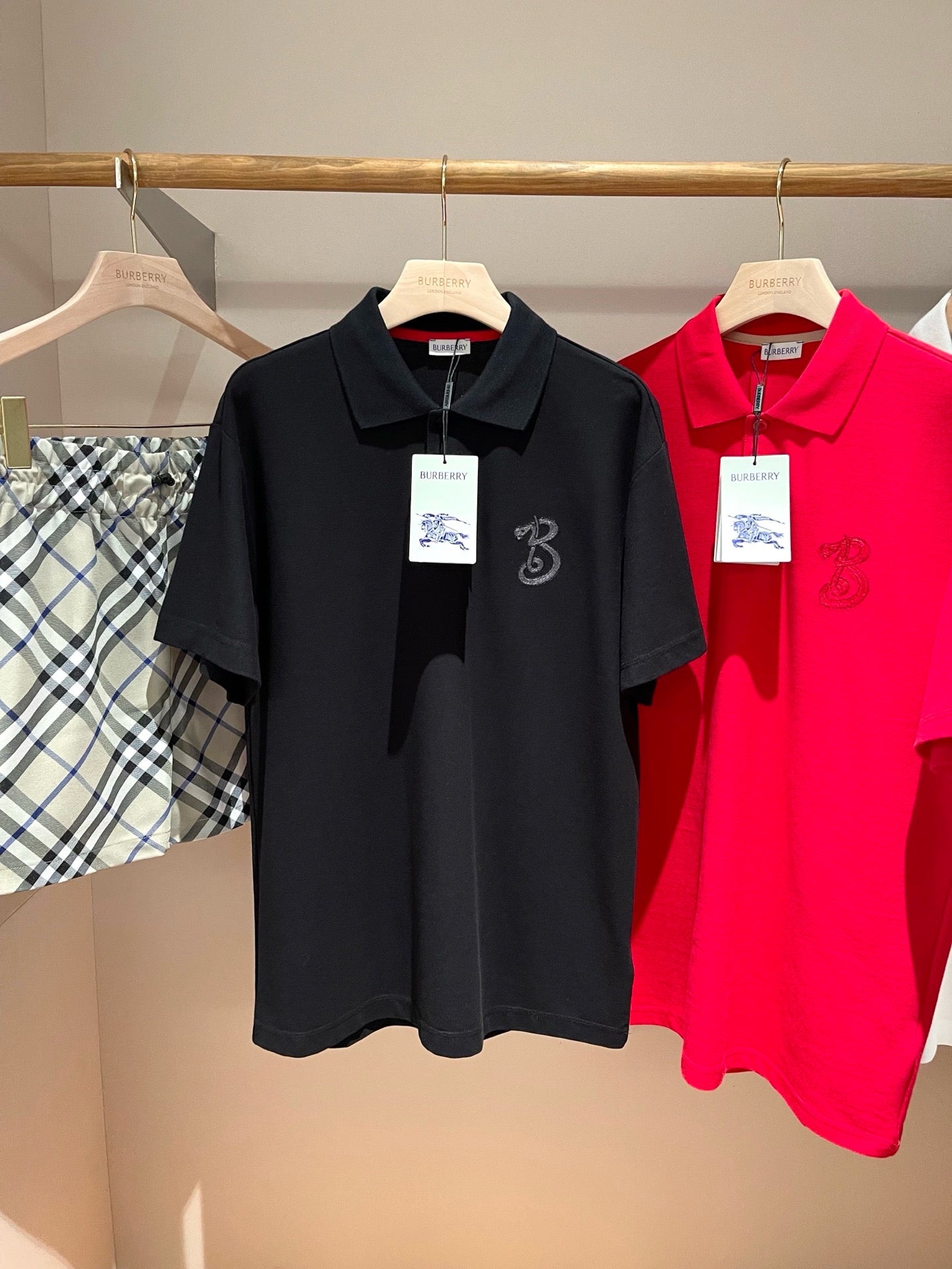 Rotes und schwarzes T-Shirt