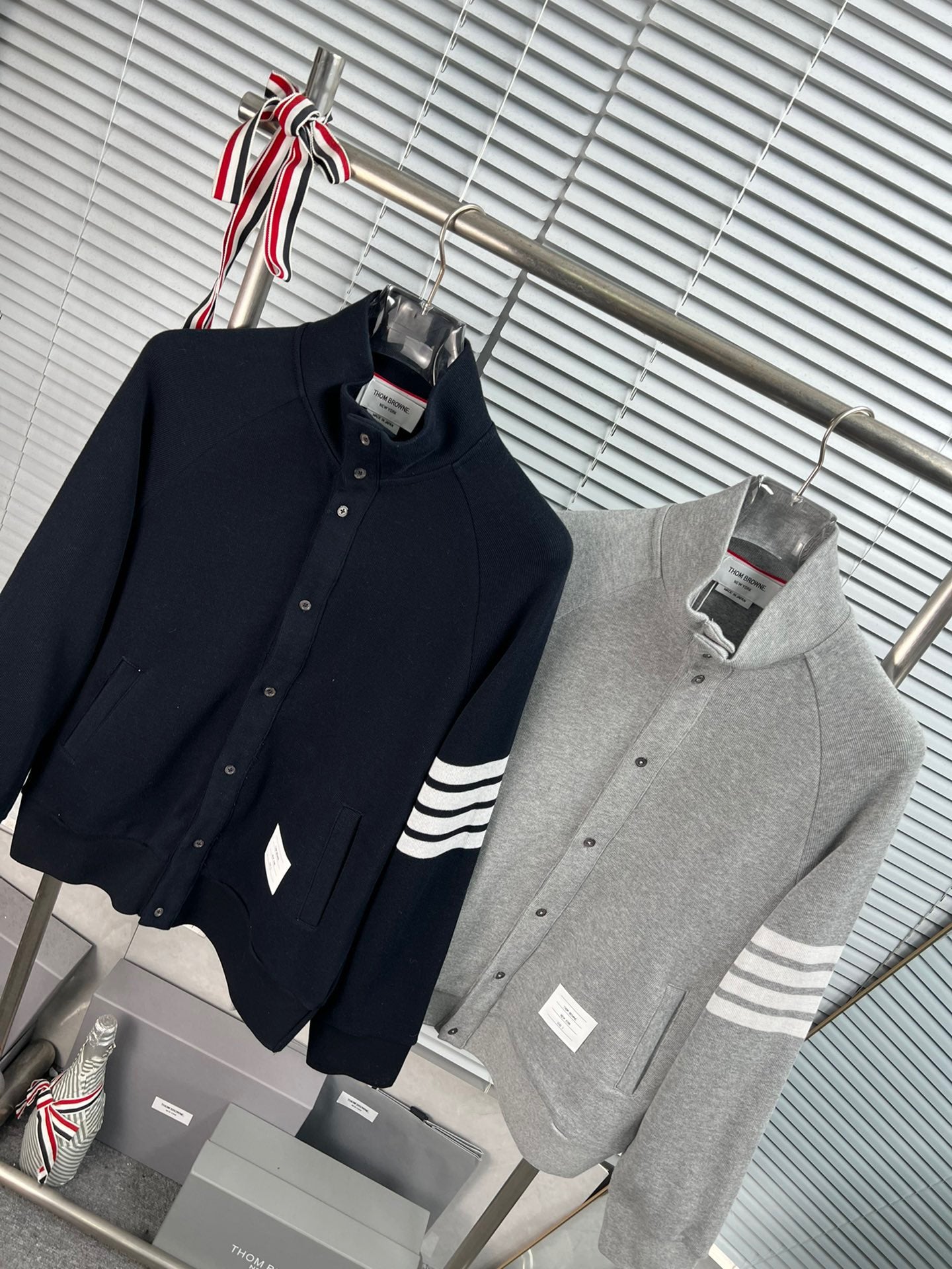 Graue und dunkelblaue Jacke