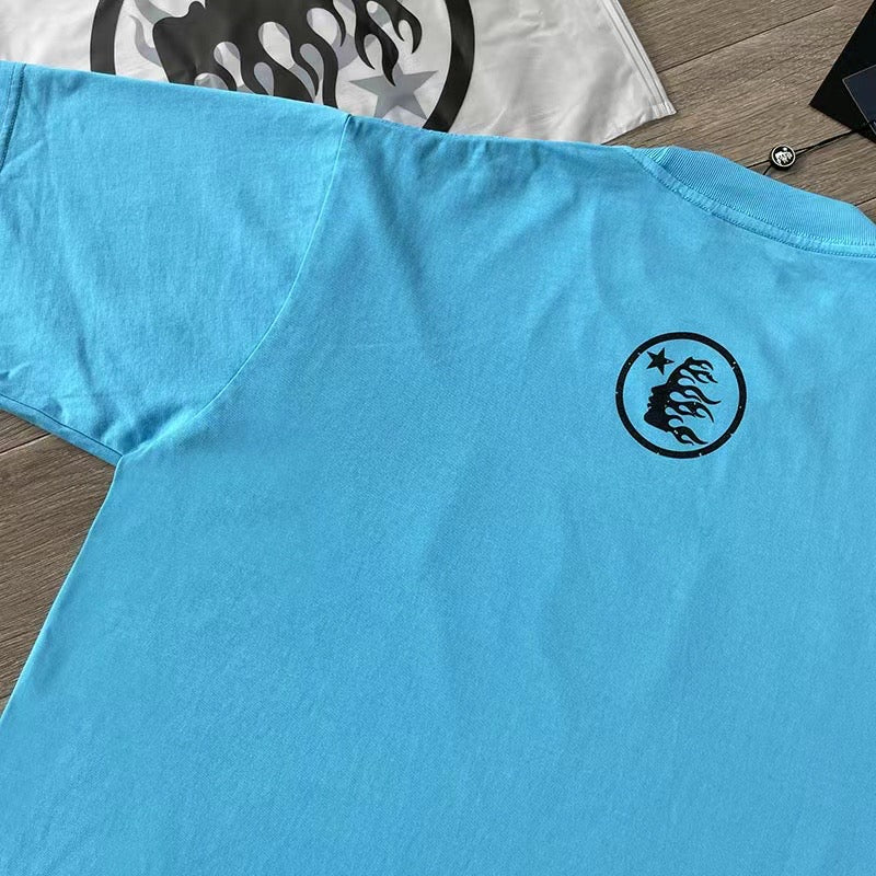 Weißes und blaues T-Shirt