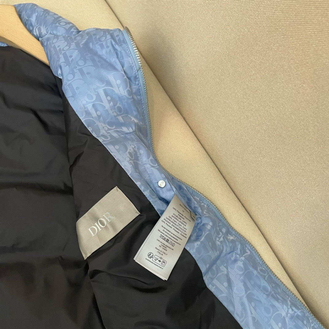 Chaqueta negra, gris y azul