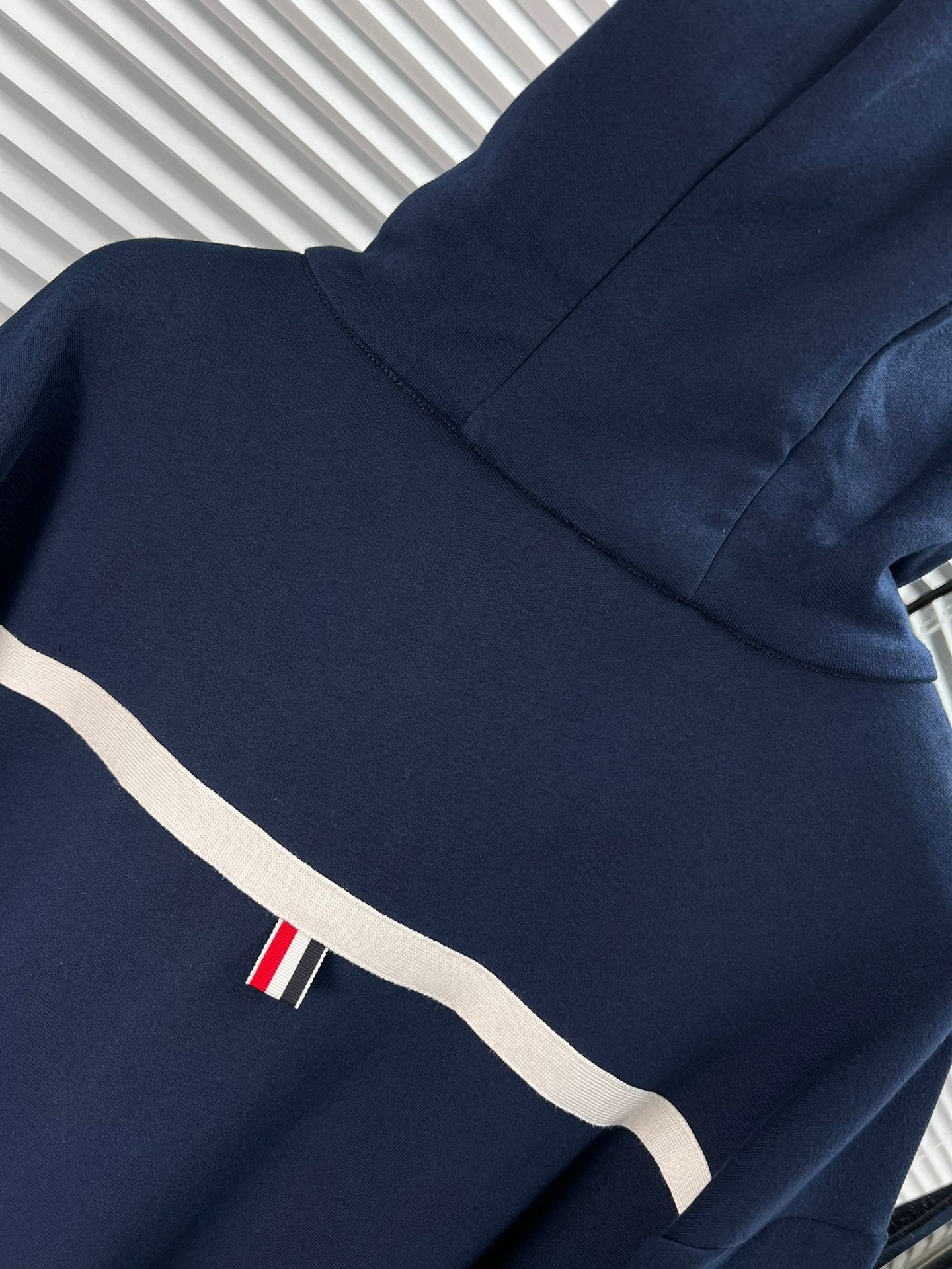 Dunkelblaue und schwarze Jacke