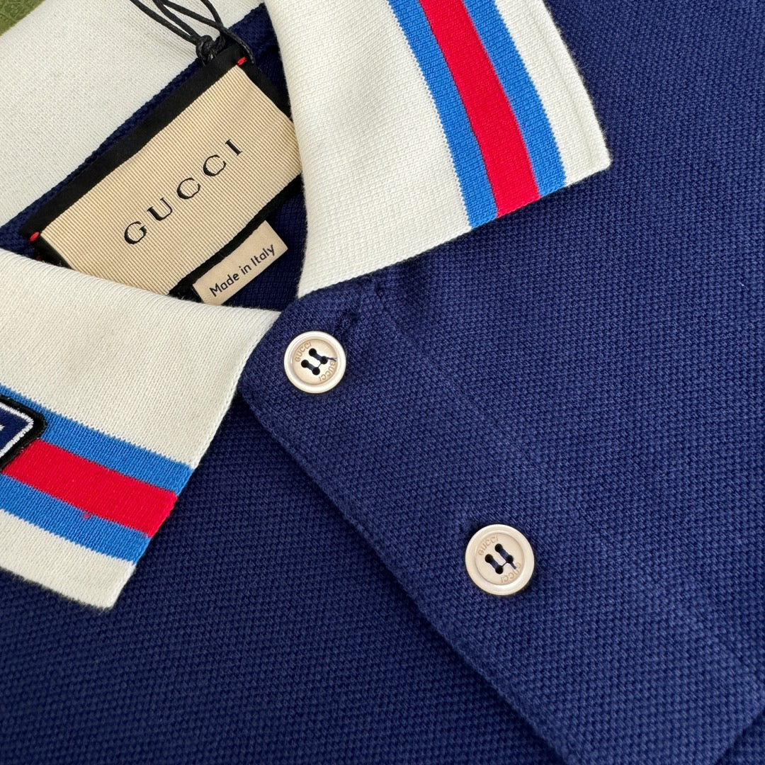 Blaues und weißes Polo