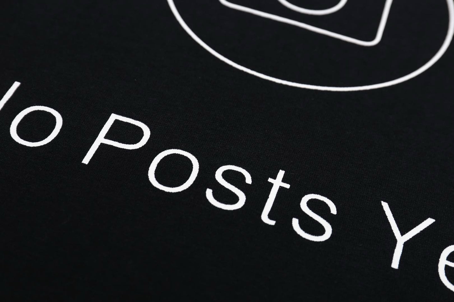 Weißes und schwarzes T-Shirt