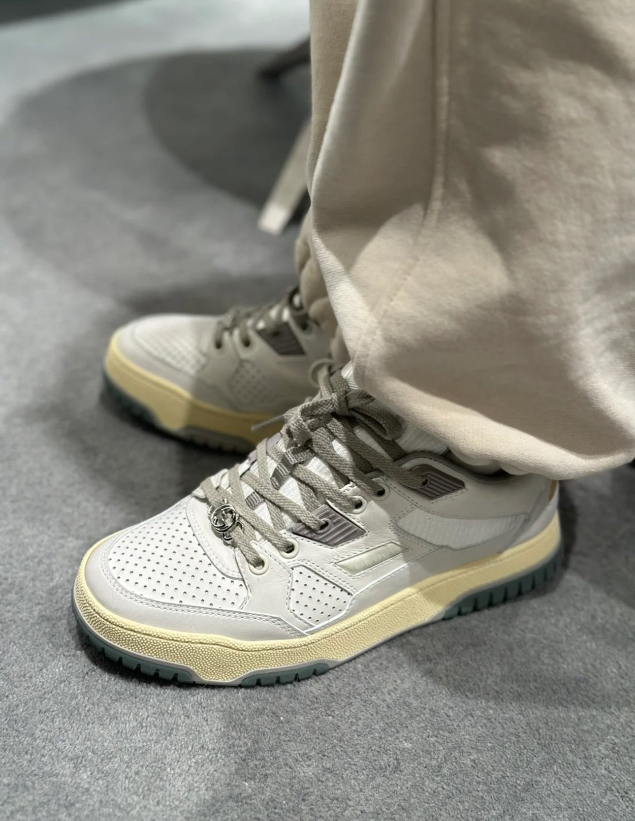 Weißgraue Schuhe