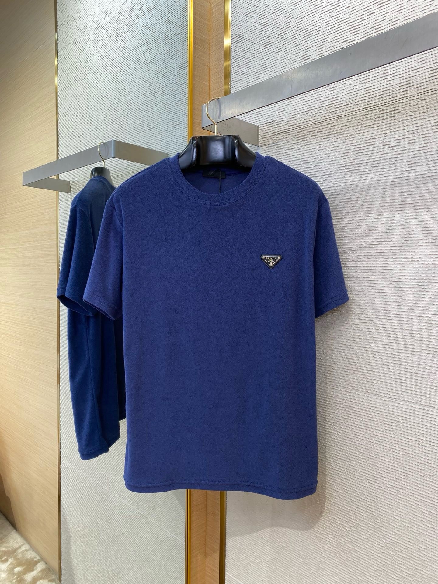 Camiseta blanca y azul