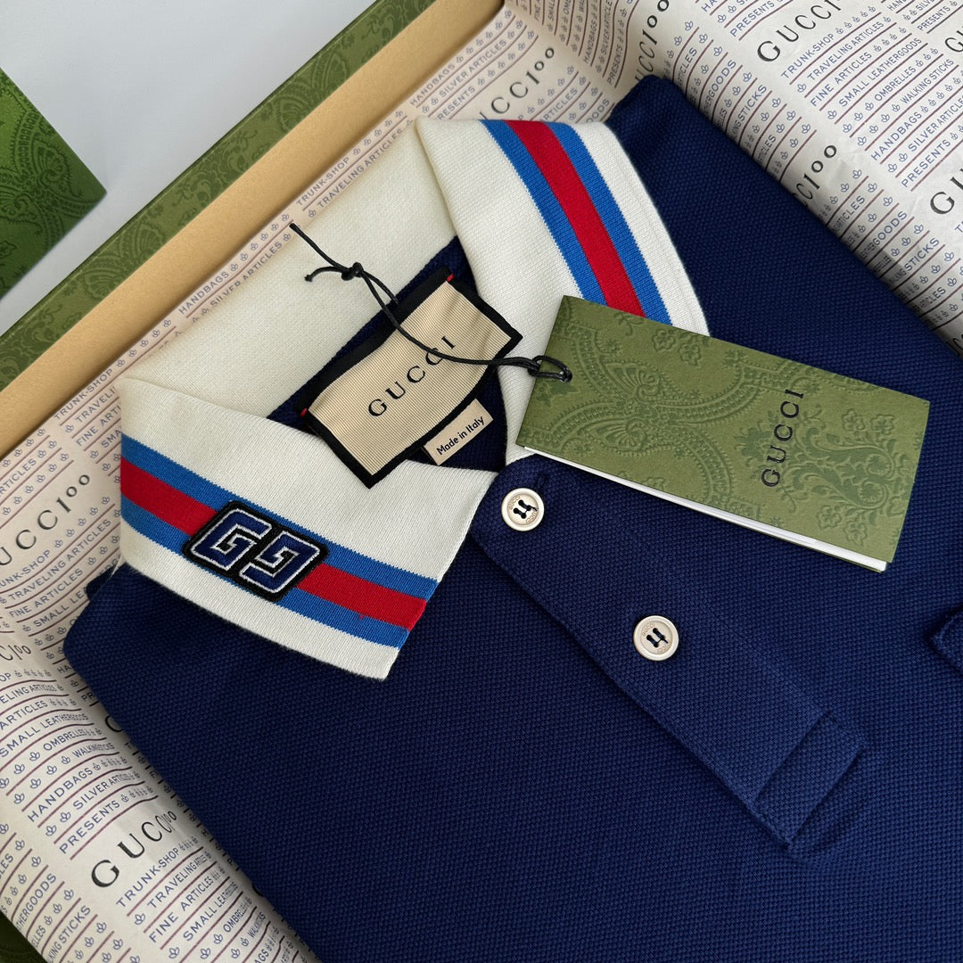 Blaues und weißes Polo