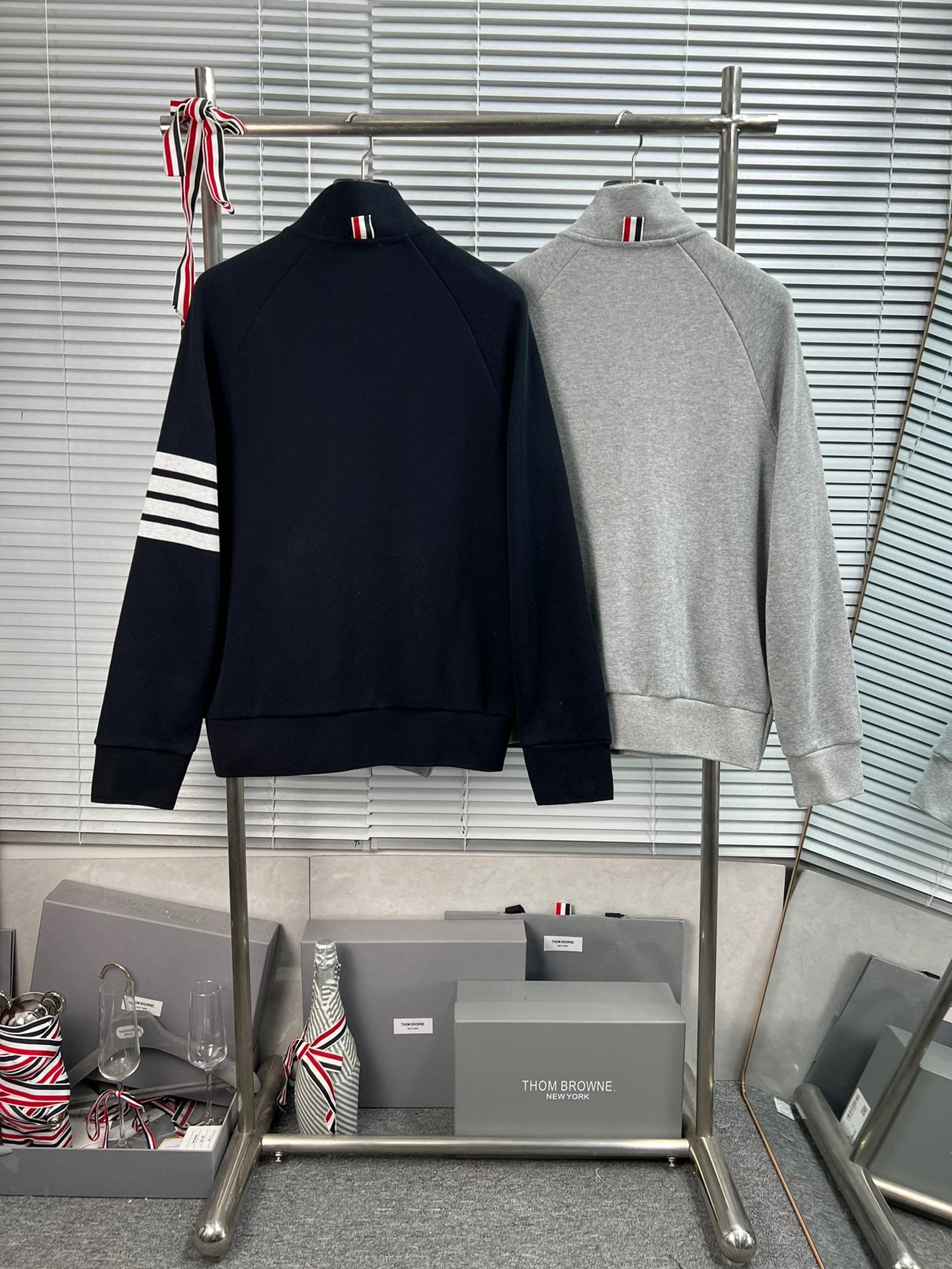Graue und dunkelblaue Jacke