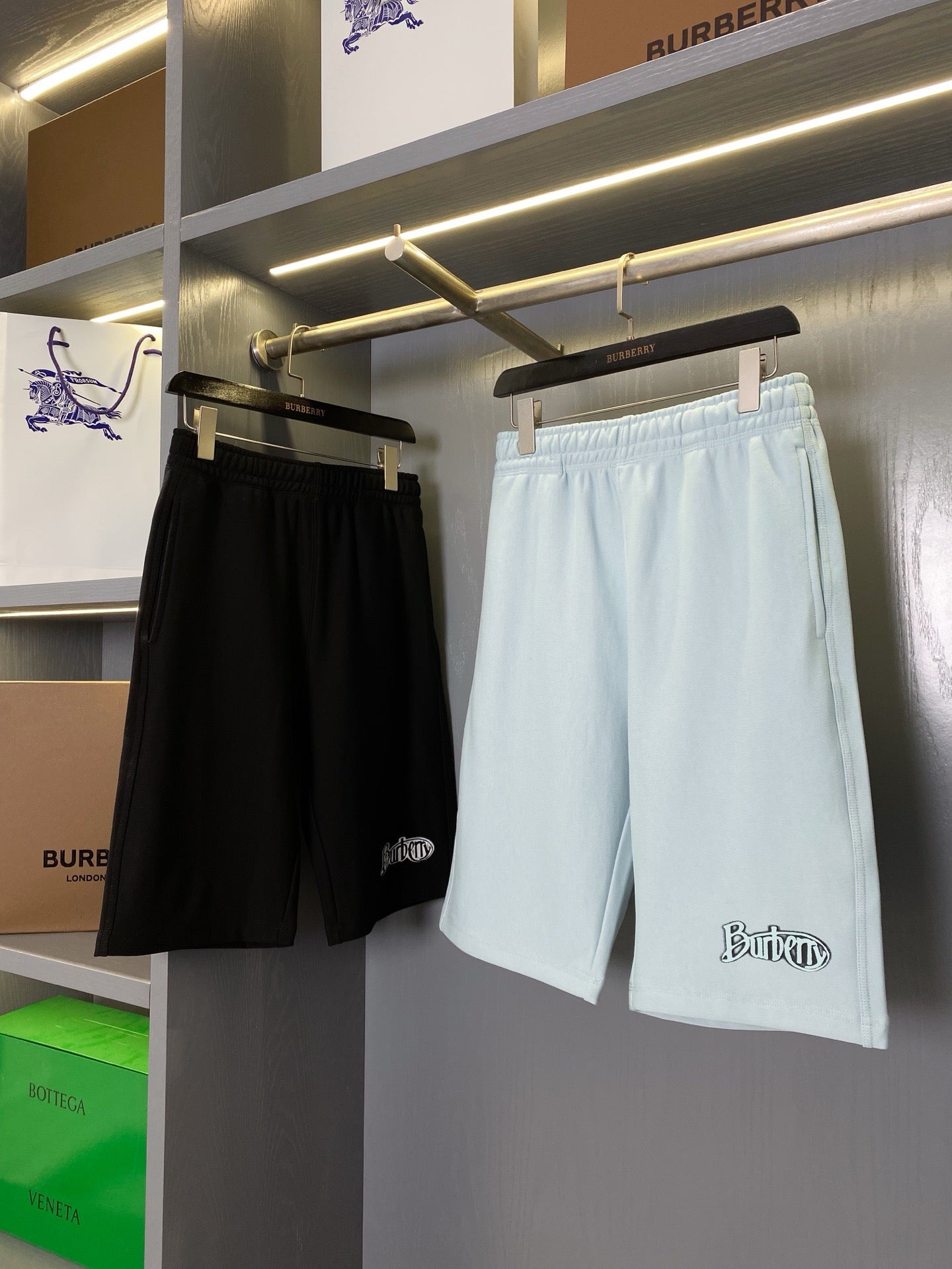 Pantalón corto negro y azul claro