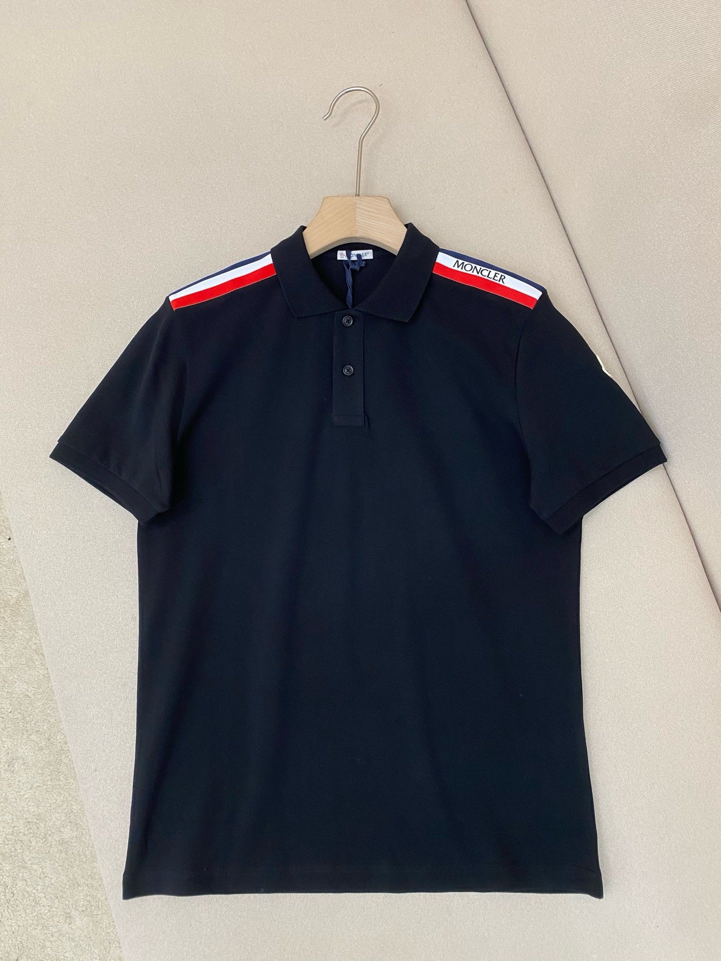 Camiseta blanca y negra