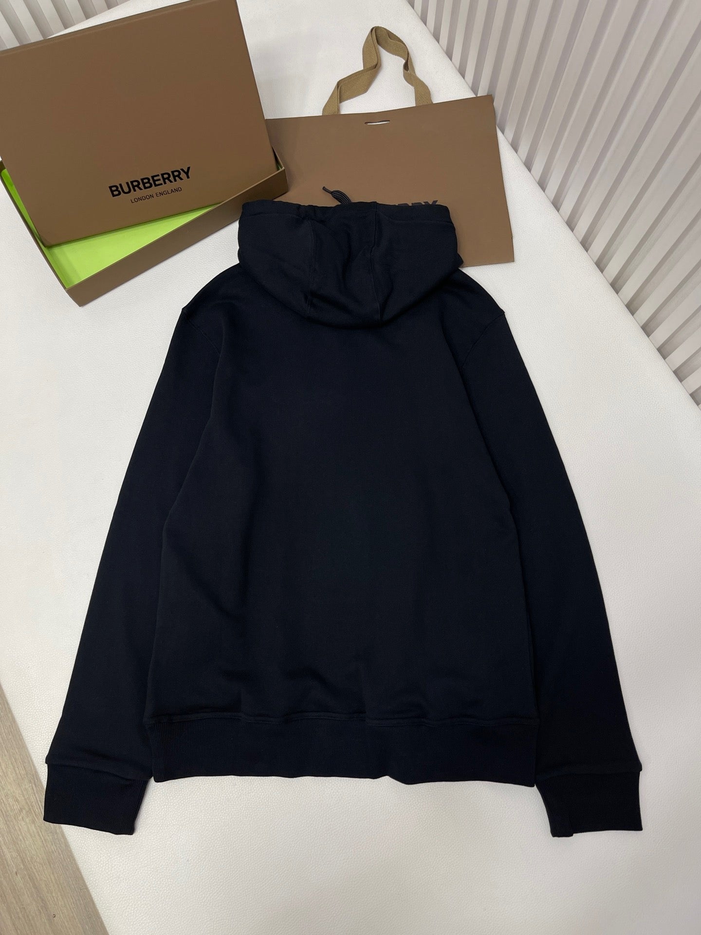 Sudadera con capucha en blanco y negro