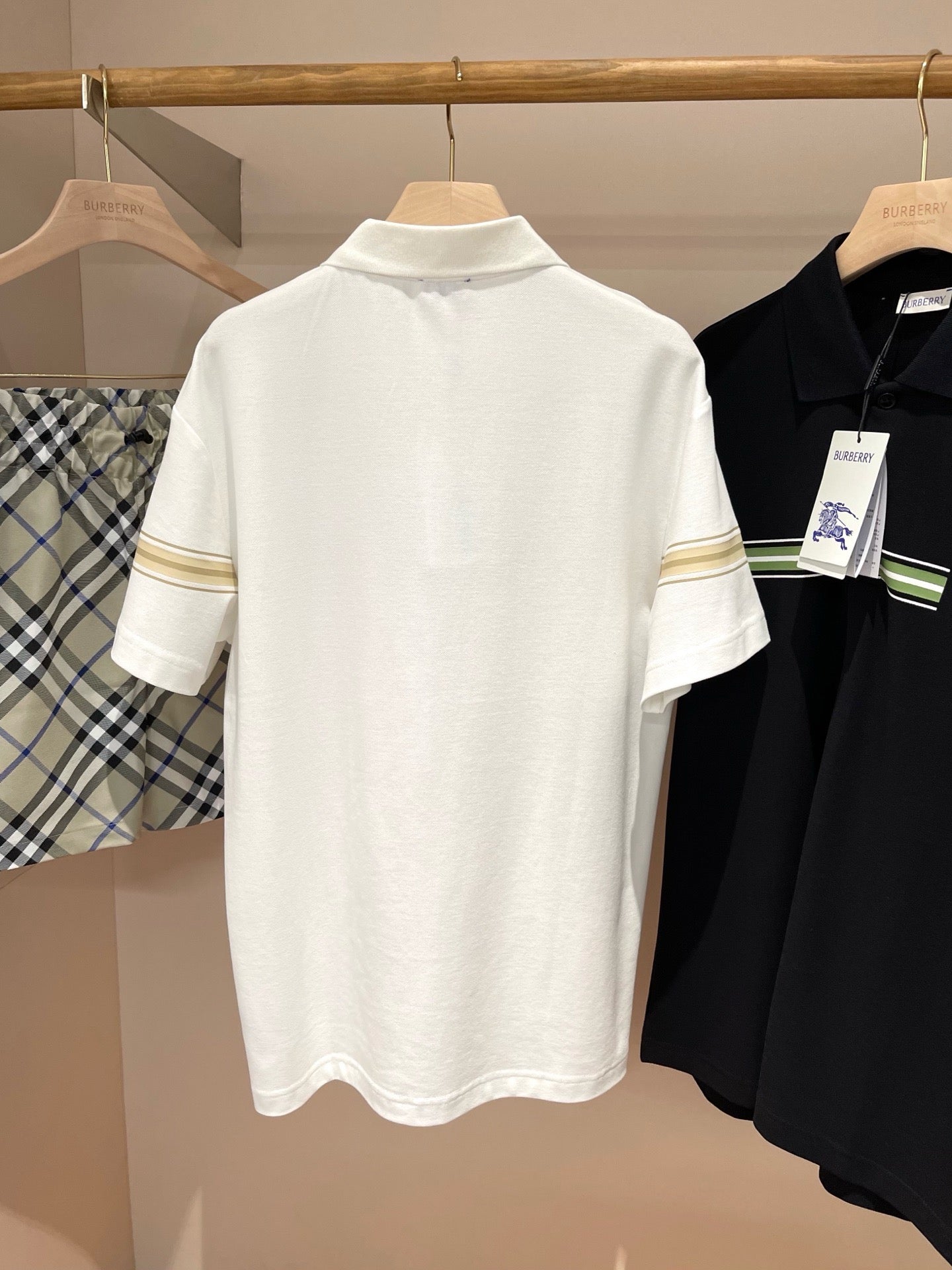 Polo blanco y negro