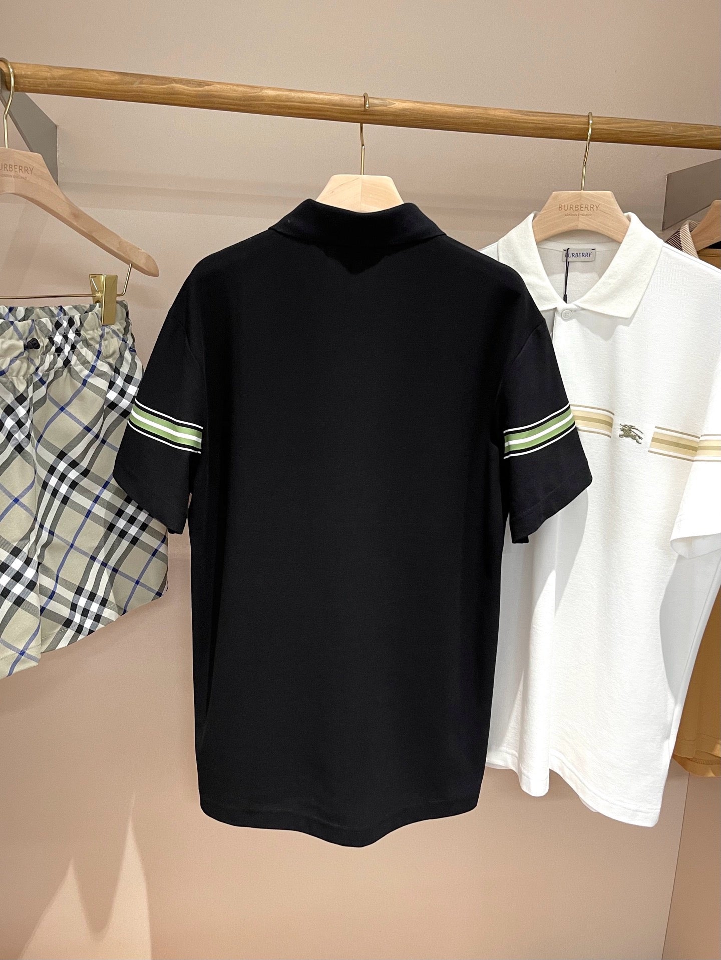 Polo blanco y negro