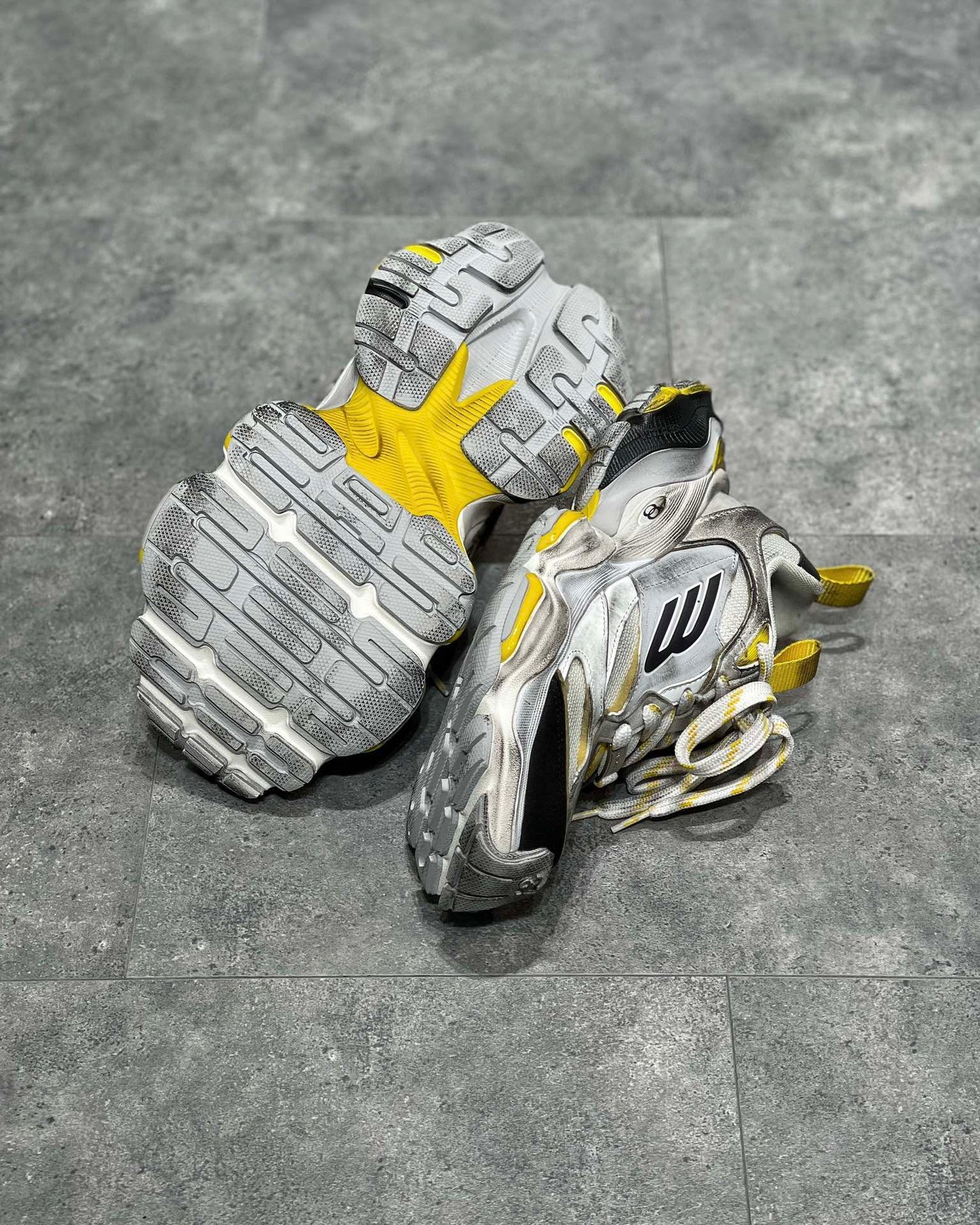 Silbergelbe Schuhe