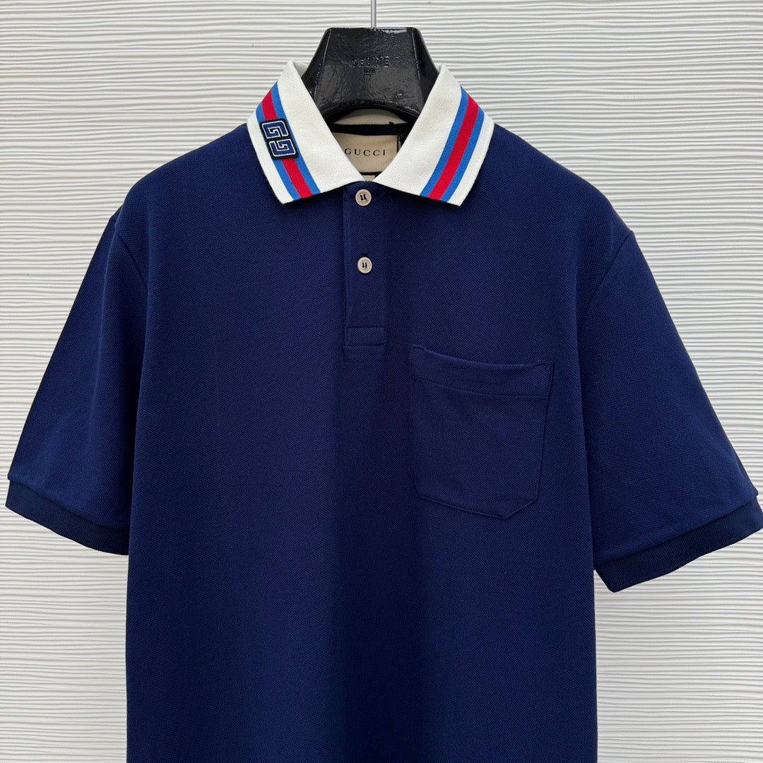Blaues und weißes Polo