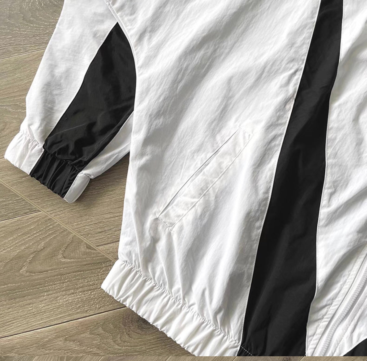 Weiß-schwarzes Trikot mit Hose