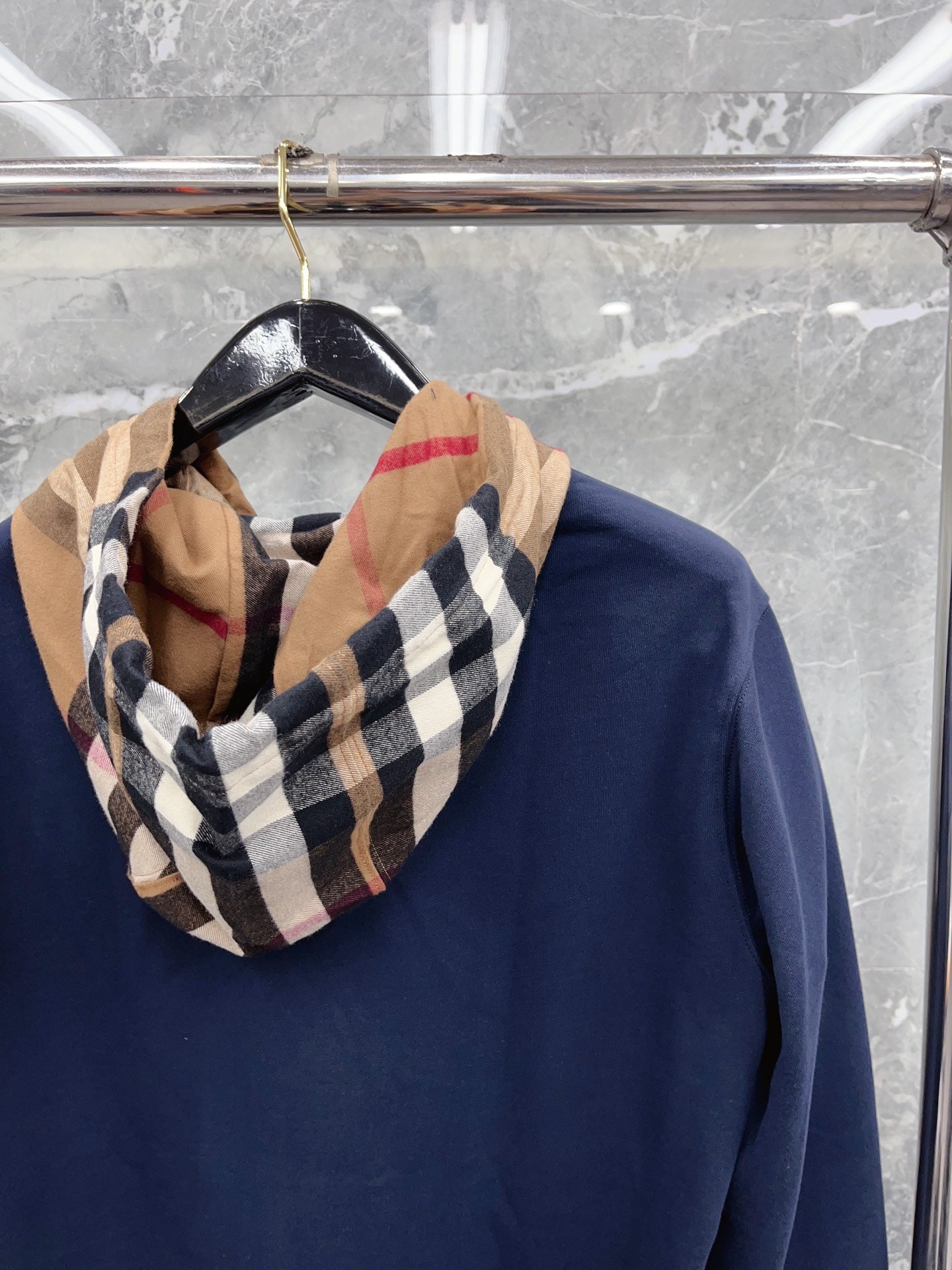 Sudadera con capucha negra, azul oscuro, gris y caqui