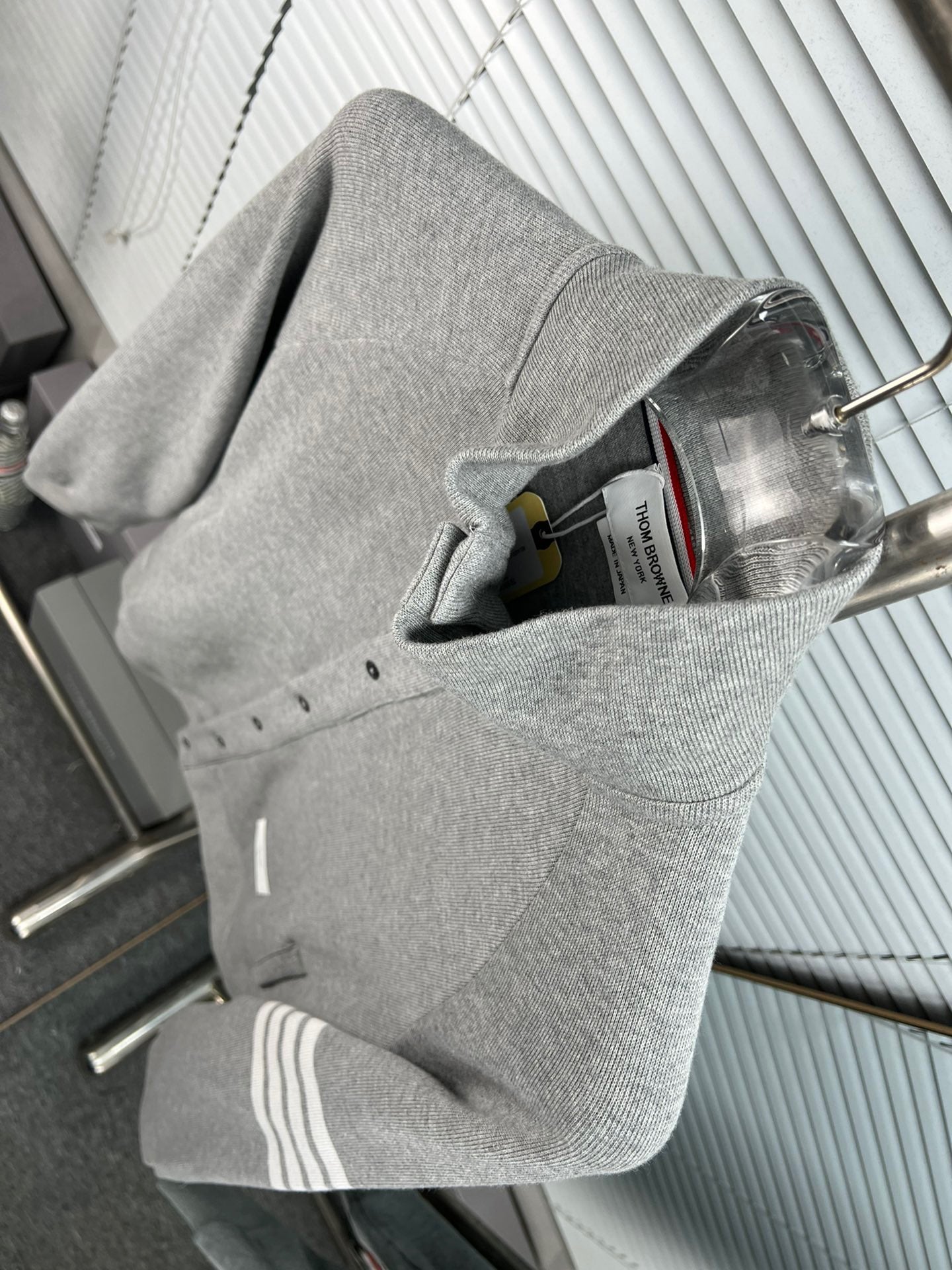 Graue und dunkelblaue Jacke