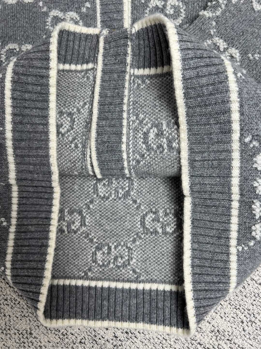 Schwarze und graue Jacke