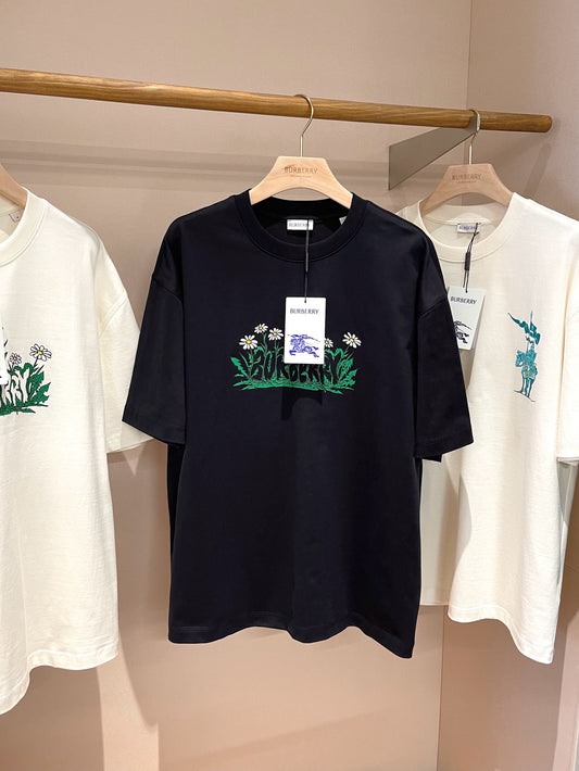 Schwarz-weißes T-Shirt