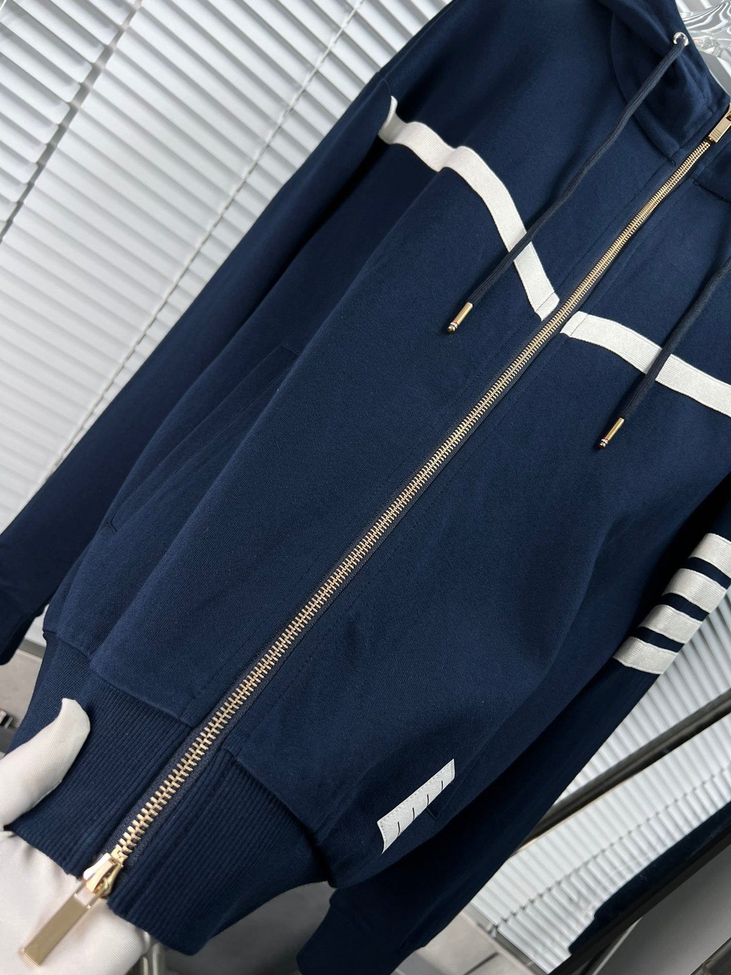 Dunkelblaue und schwarze Jacke
