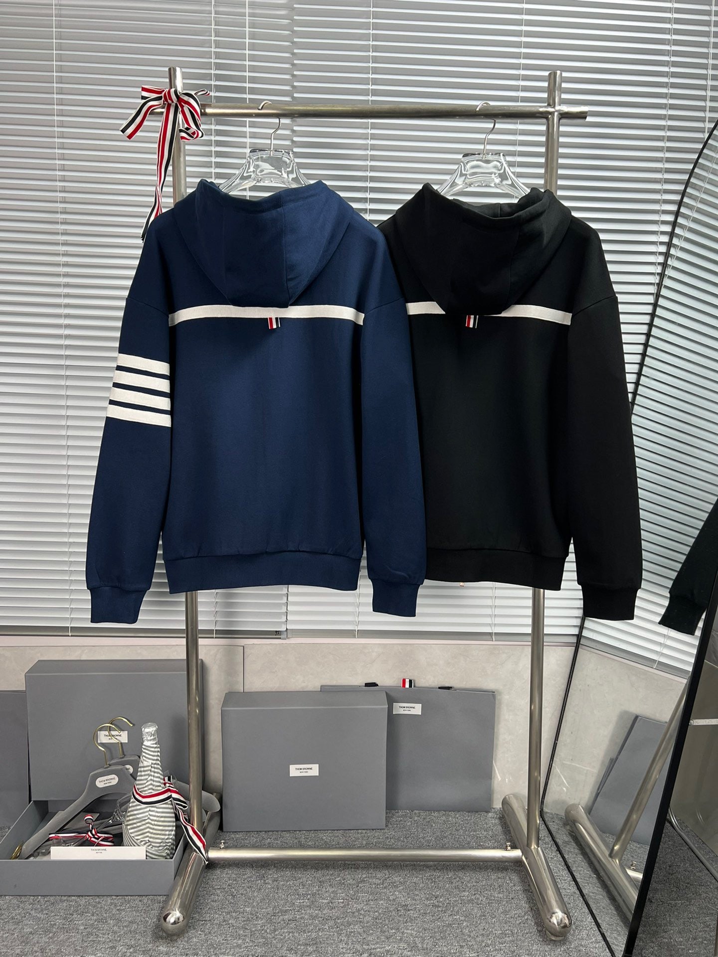 Dunkelblaue und schwarze Jacke