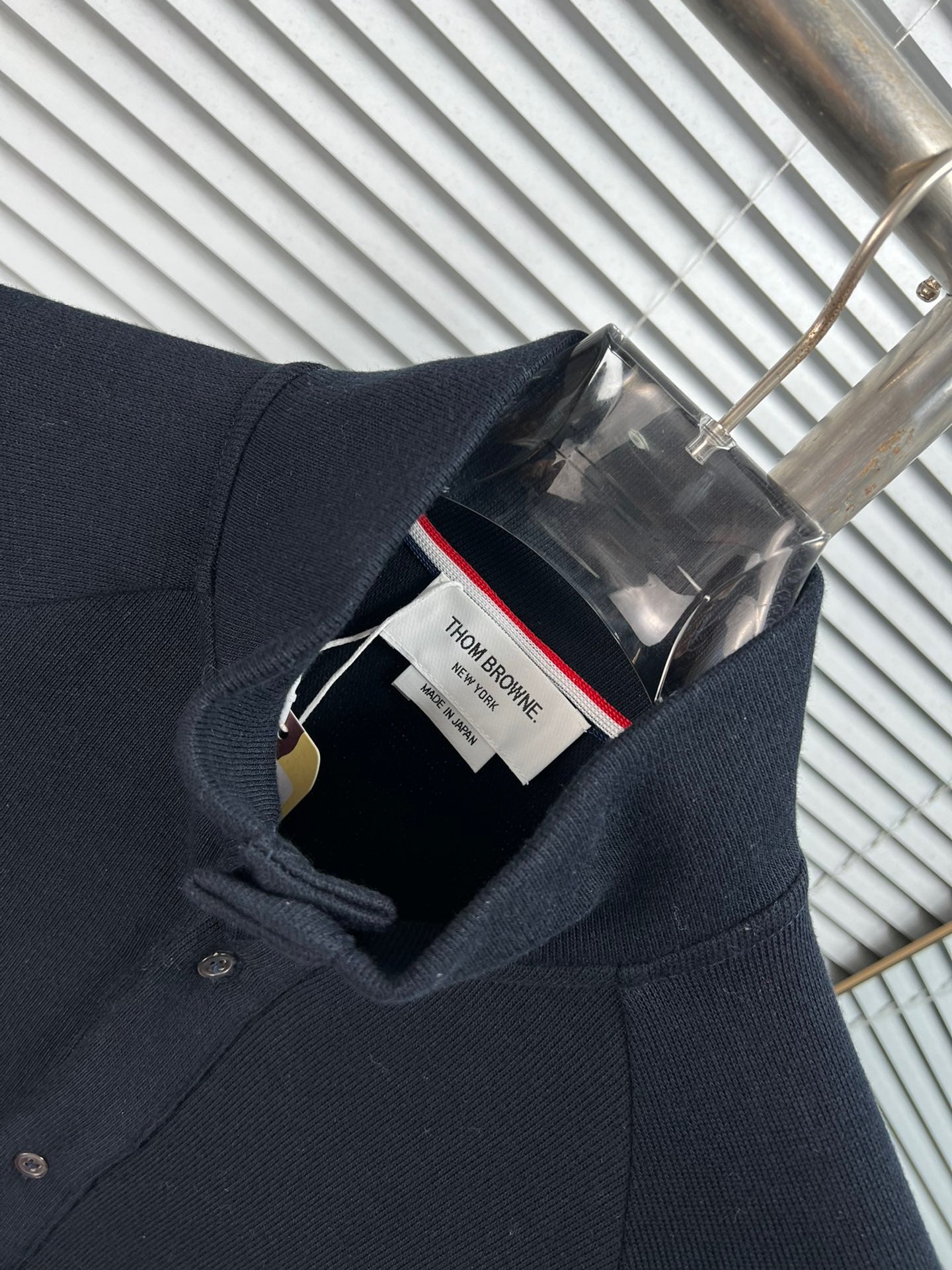 Graue und dunkelblaue Jacke