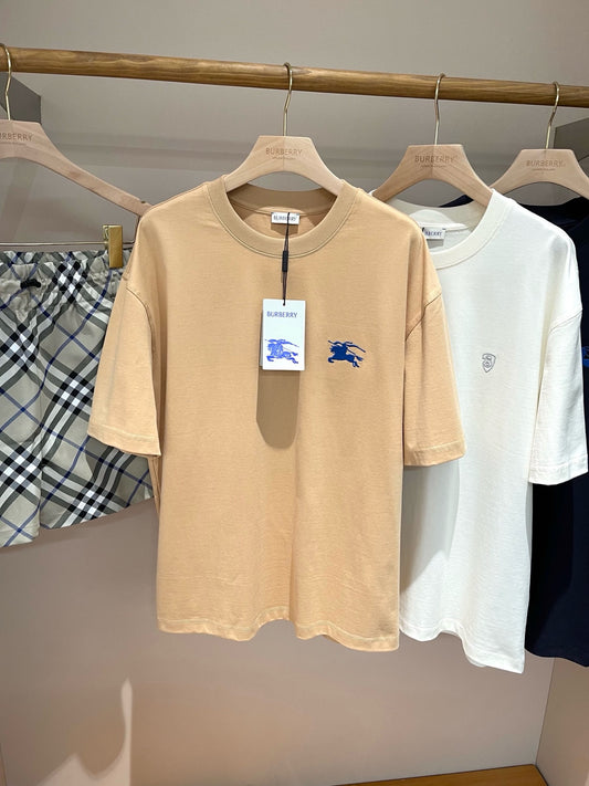 Dunkelblaues und khakifarbenes T-Shirt